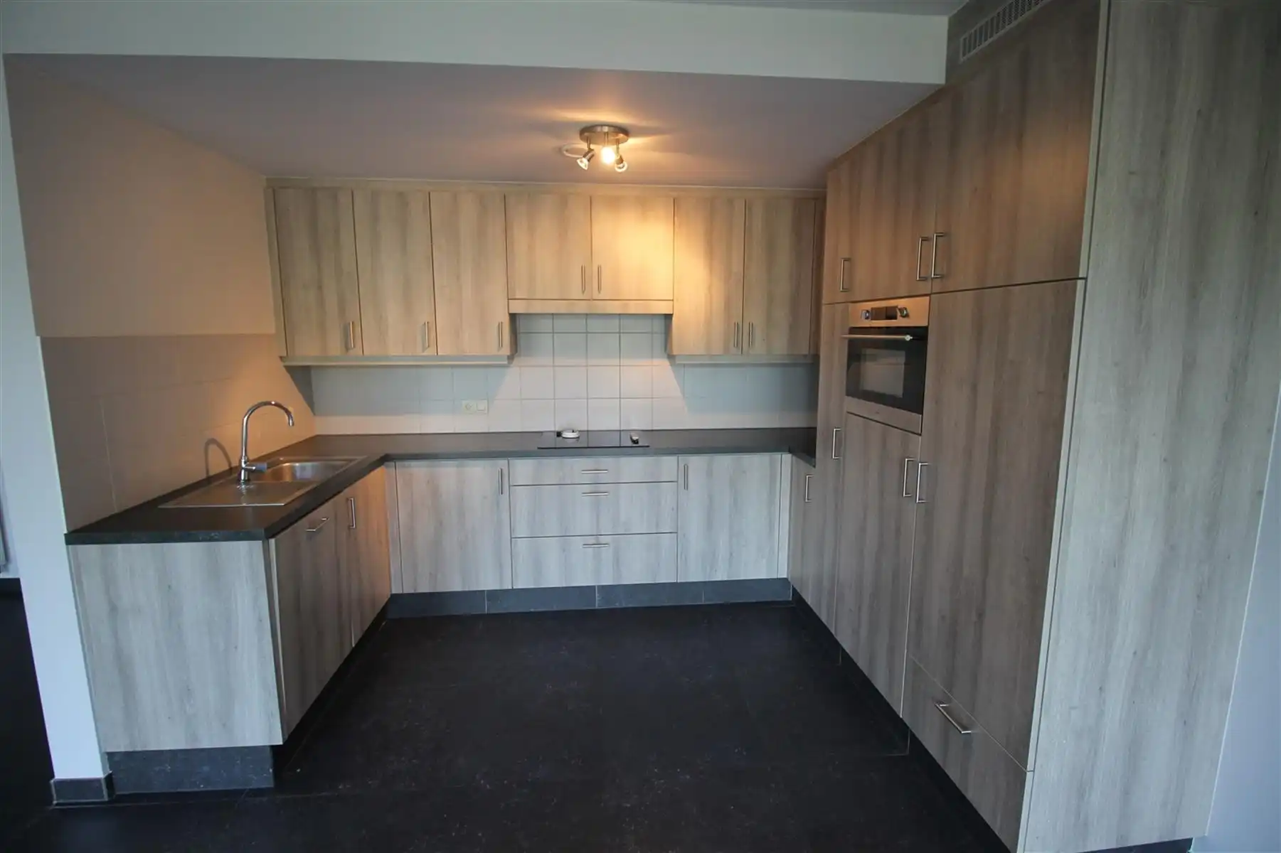 Gezinswoning met 3 slaapkamers, terras en twee ondergrondse autostaanplaatsen. foto 6