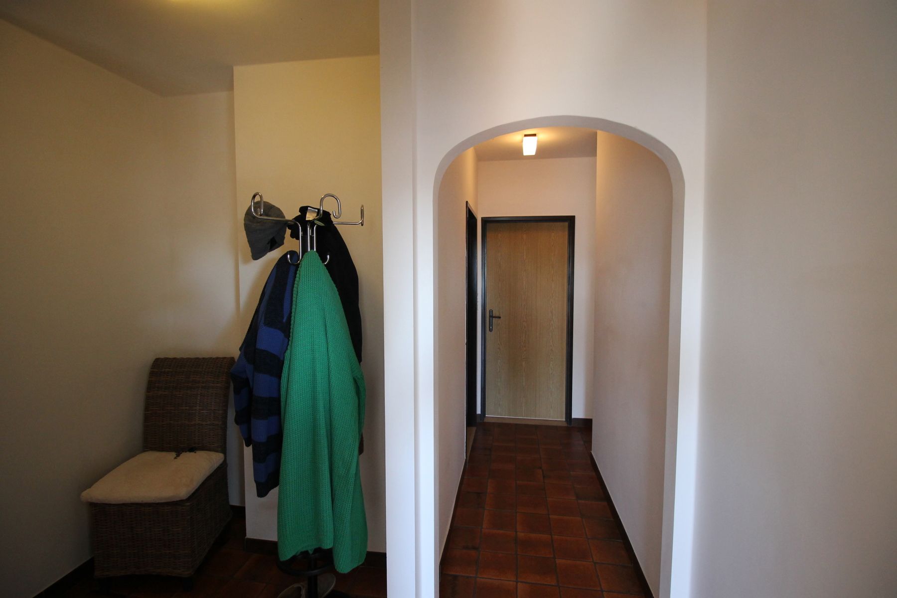 Ruim dakappartement op de tweede verdieping rechts met garagebox. foto 2