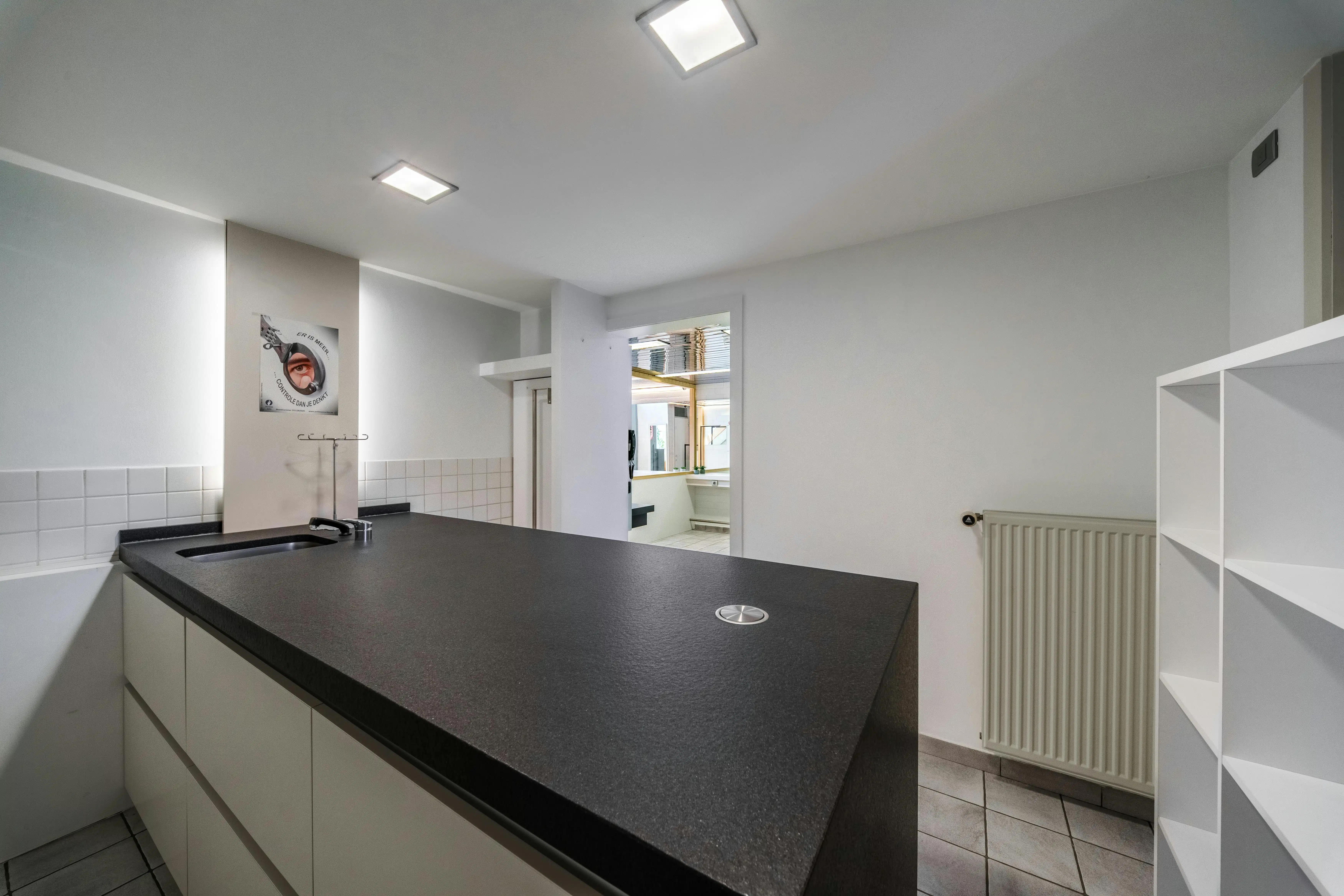 Uniek huis met bureel en zalige tuin nabij centrum Roeselare foto 14