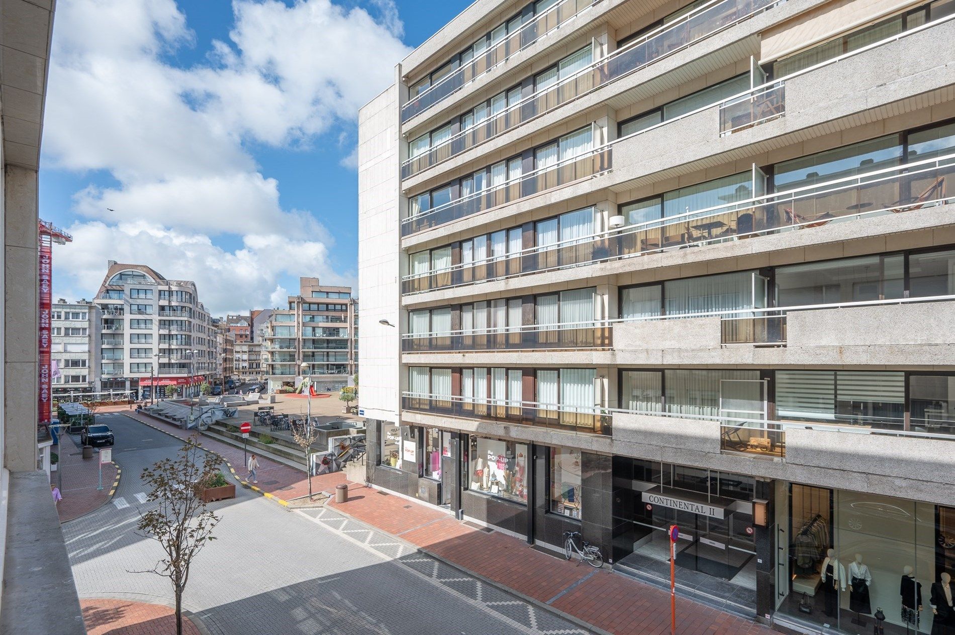 Mooi gerenoveerd appartement gelegen op de Kustlaan vlakbij het Van Binnenplein te Knokke. foto 16