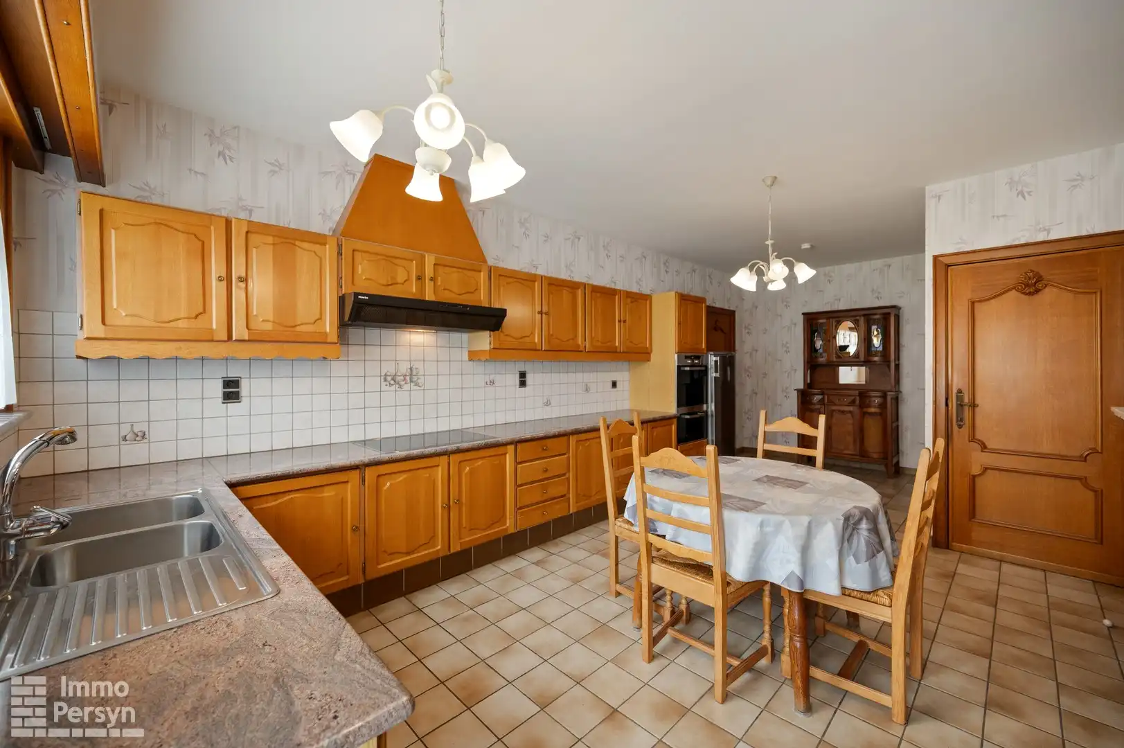 Vrijstaande bungalow met bijgebouw op een riant perceel foto 5