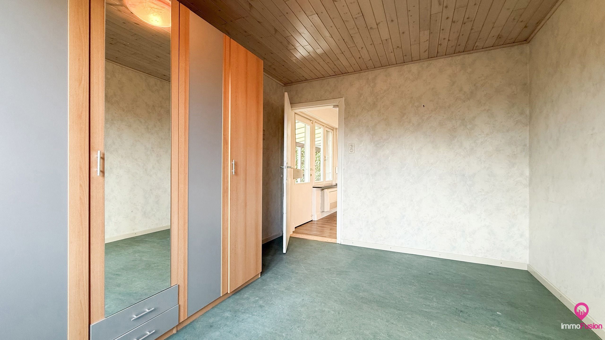 Gelijkvloerse open bebouwing op 6a45 met tuin & garage! foto 10