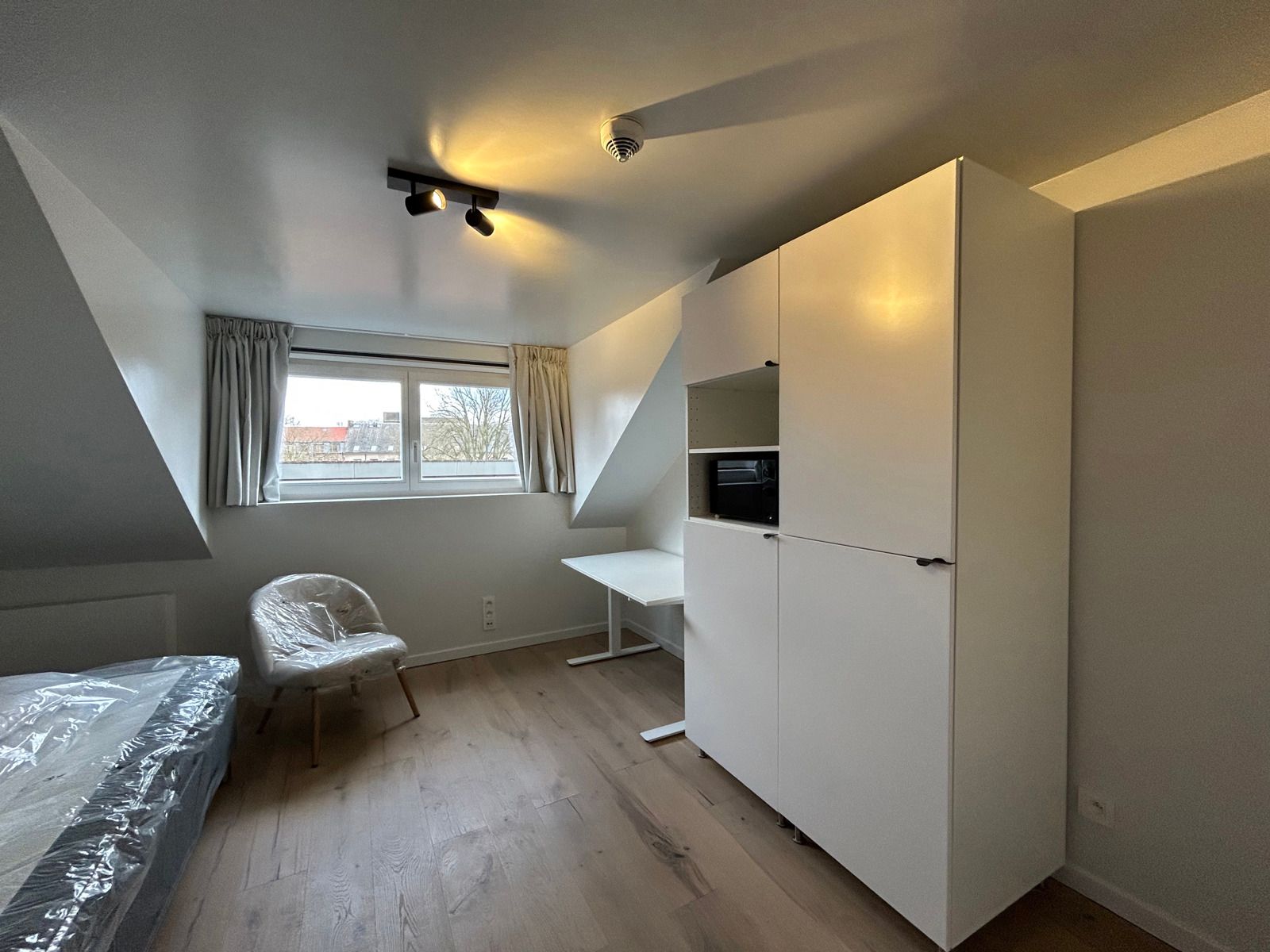 Gerenoveerde kamers eigen sanitair - Tiensestraat Leuven!  foto {{pictureIndex}}