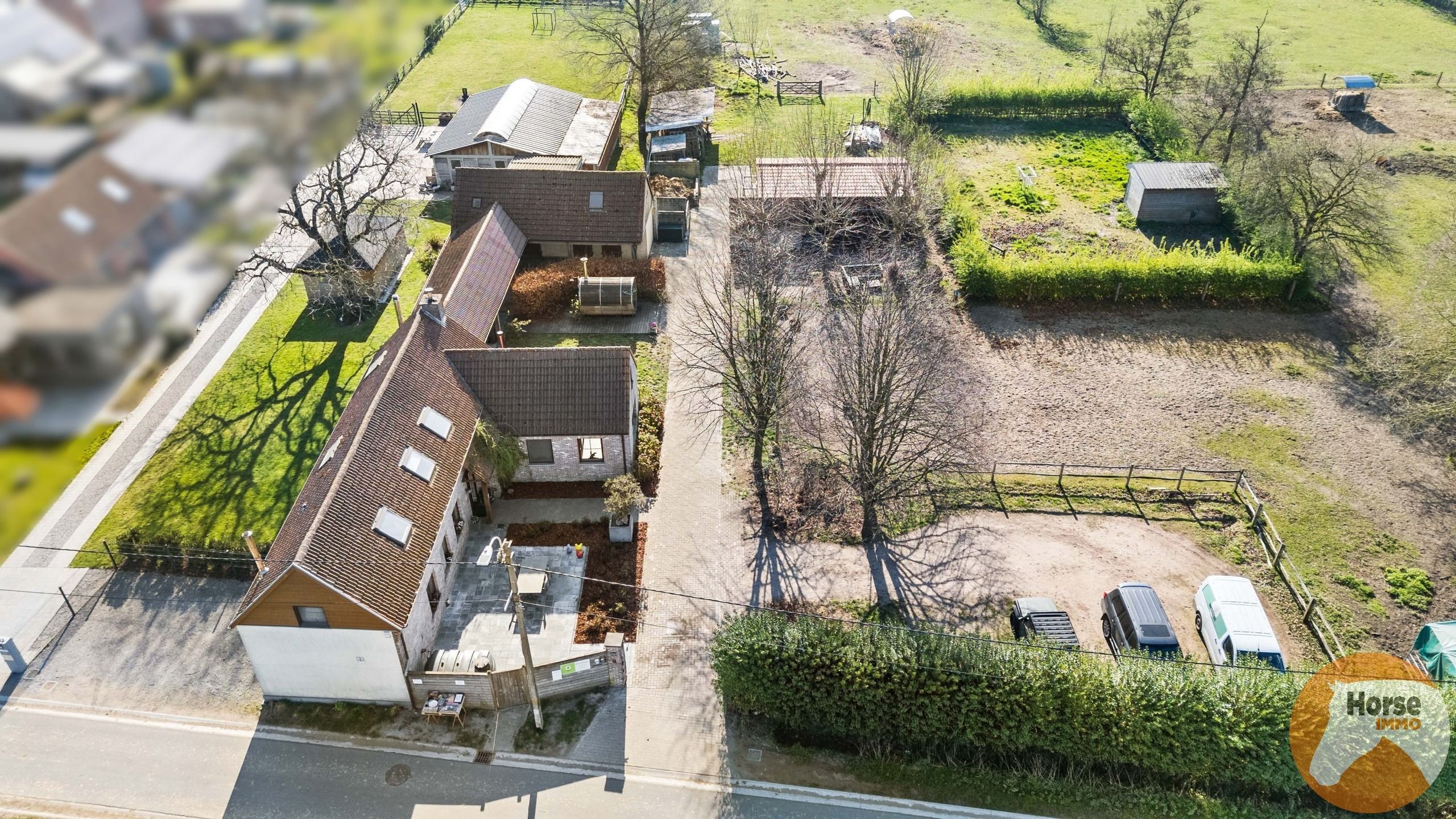 BERLARE - Instapklare woning met stallen en weides foto 2