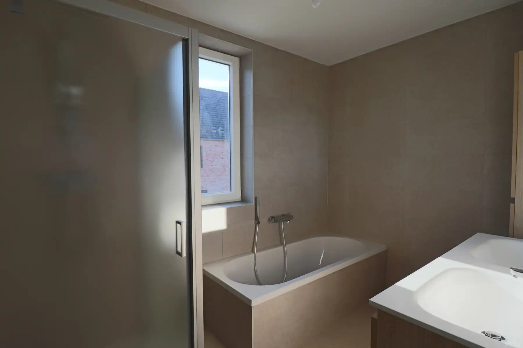 Ruime nieuwbouwwoning (163m² BO) met 3 slaapkamers, terras met tuin en brede carport. foto 7