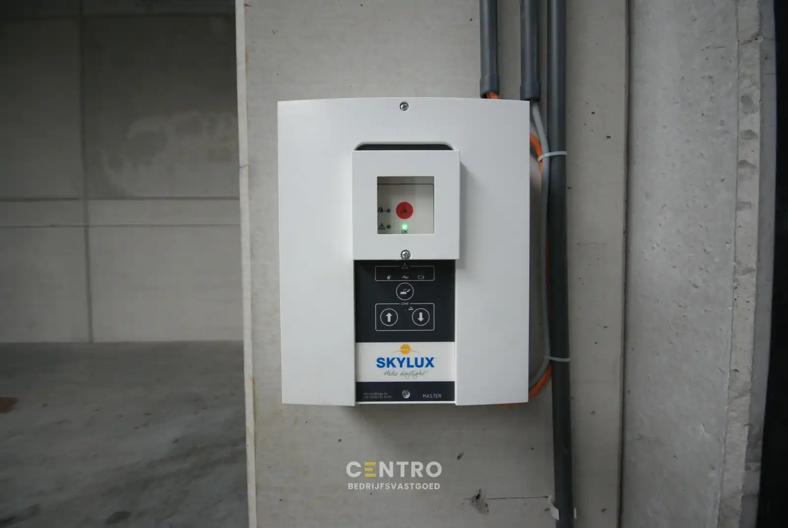 Zeer degelijk MAGAZIJN/WERKPLAATS (266m2) met hoge elektrische sectionaalpoort, toilet en 2 private parkeerplaatsen voor de deur. foto 8