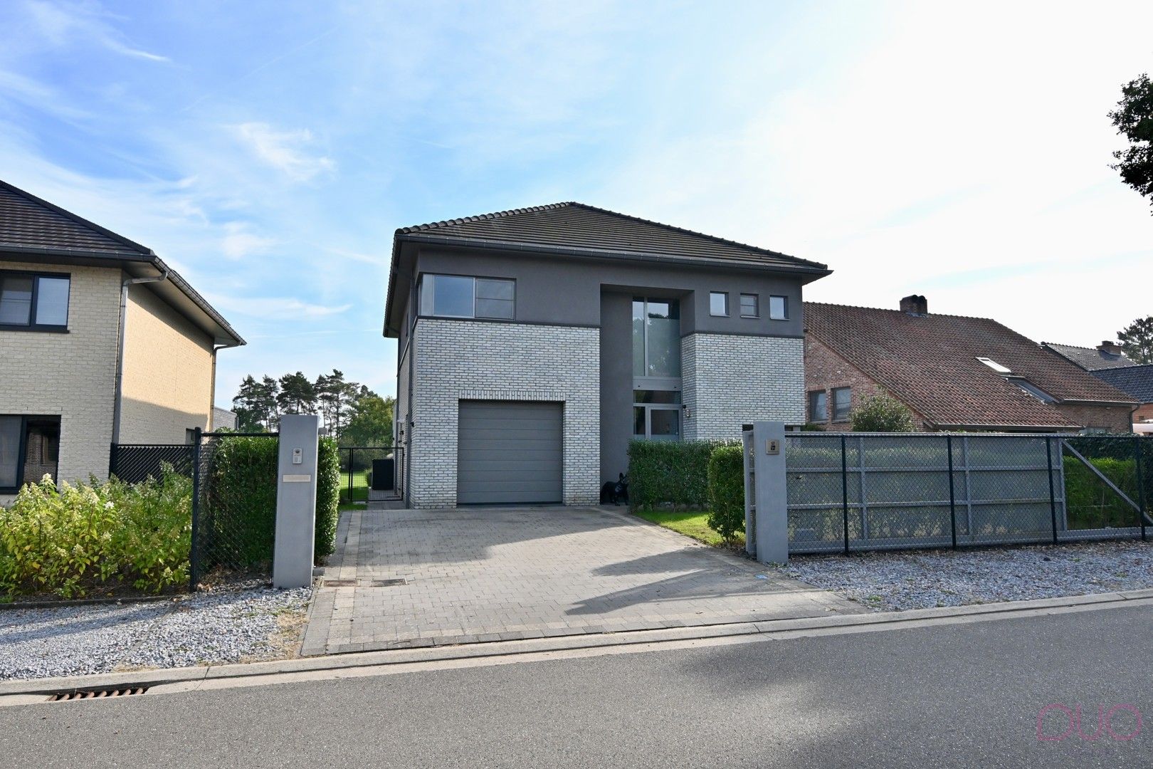 Knappe instapklare villawoning met vijf slaapkamers, verwarmd zwembad op 21a59ca foto 1