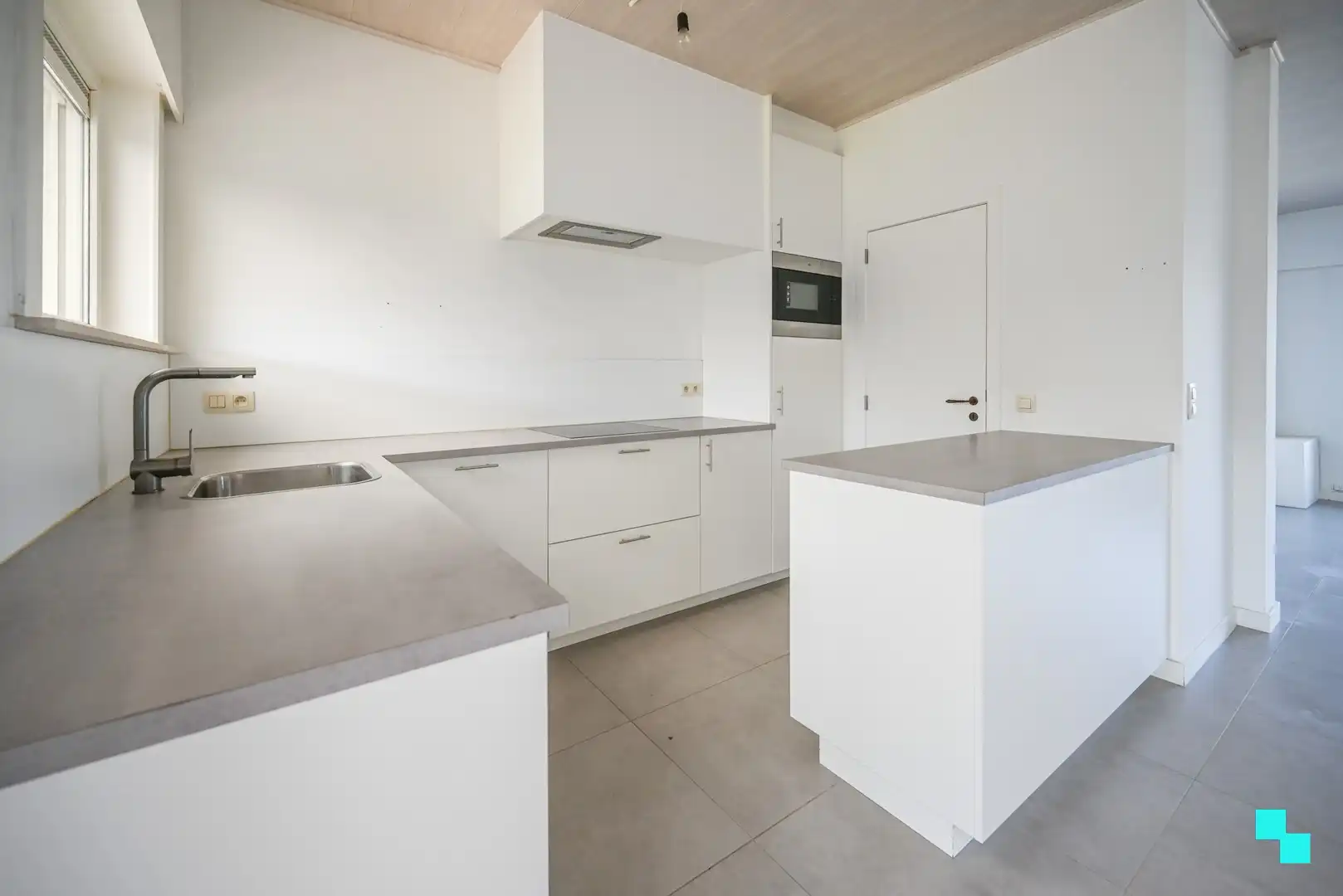 Gerenoveerde woning met twee slaapkamers en ruime garage foto 6