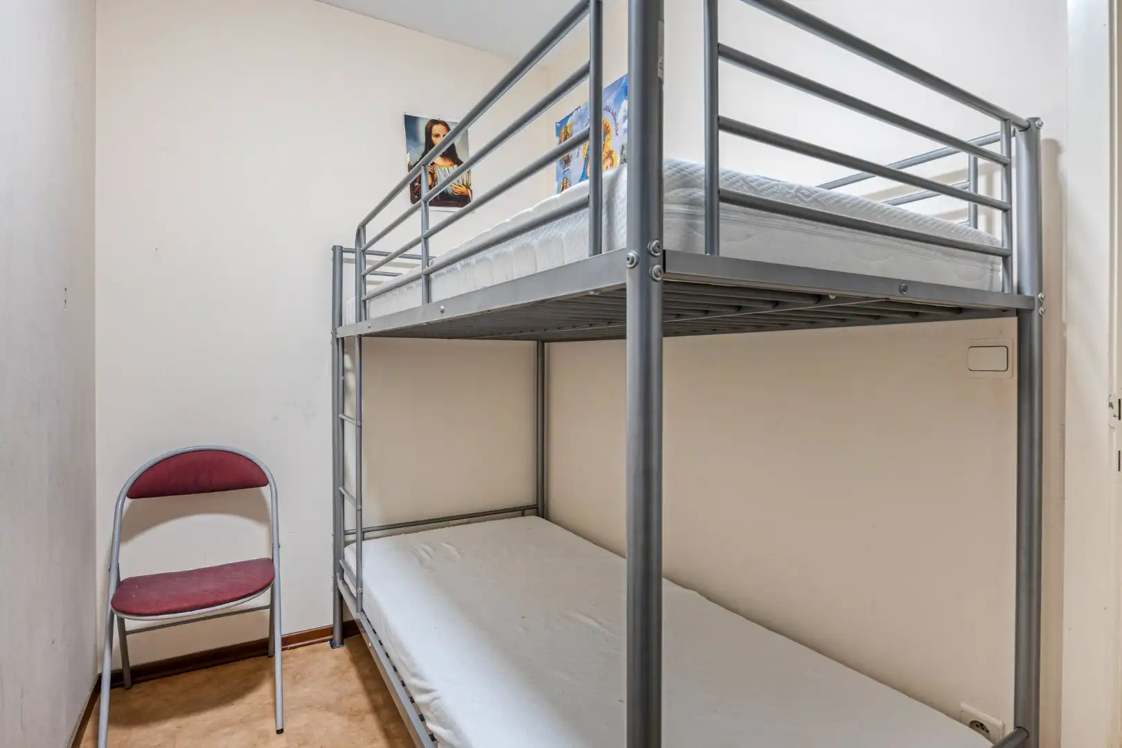 Ruim gelijkvloers appartement met 3 SLPKS, tuin en twee overdekte staanplaatsen !  foto 12