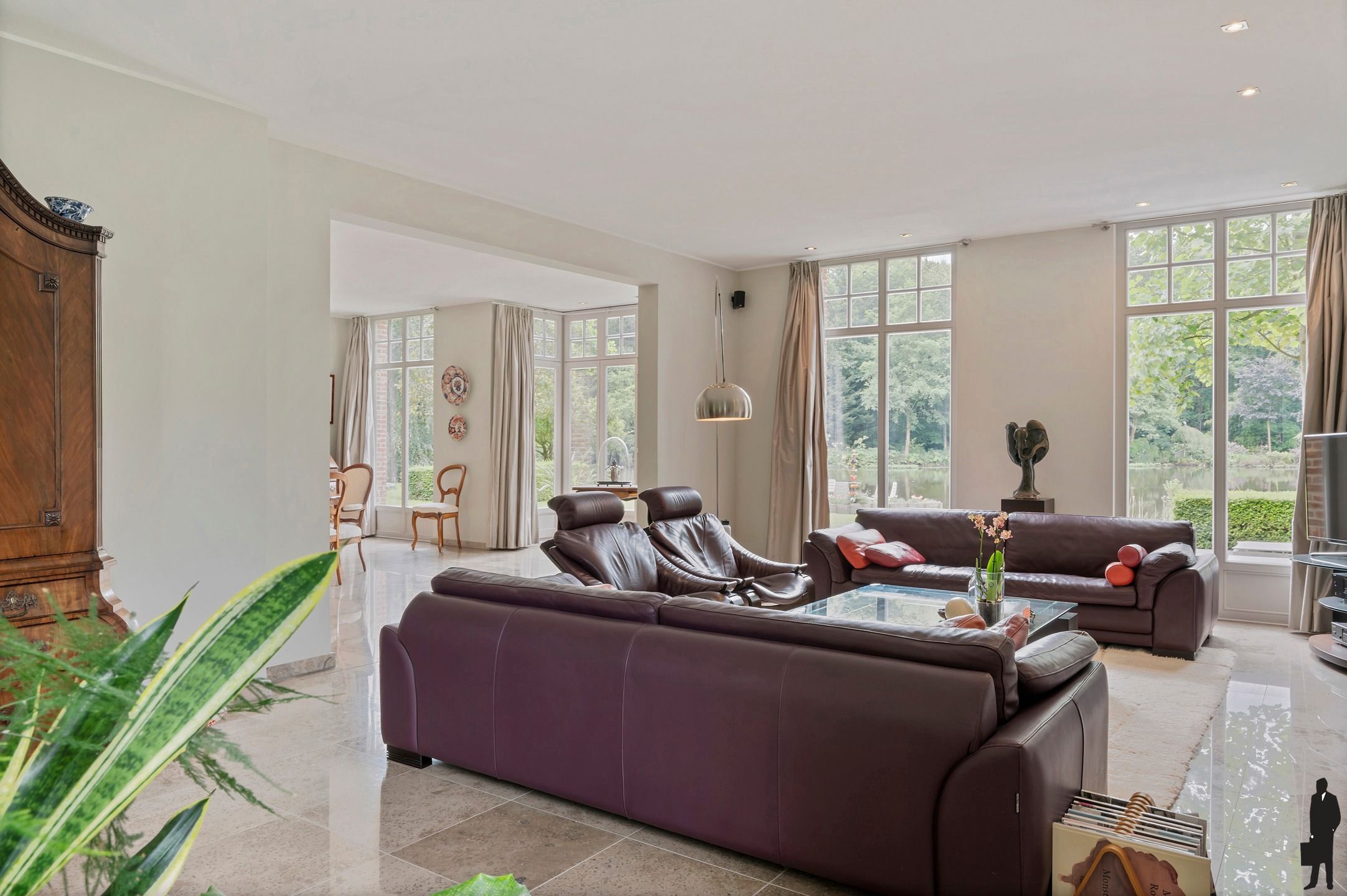 Unieke en zéér centraal gelegen villa op een parkdomein van ca. 9.847 m²! foto 12