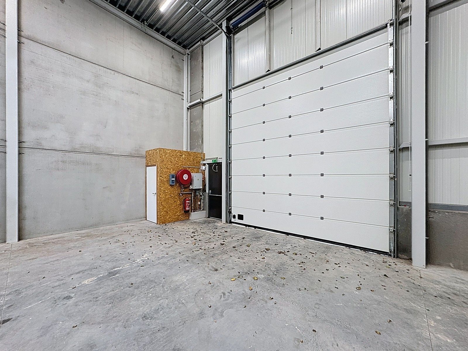 NB MAGAZIJN (456m²) met elektrische sectionaalpoort en sanitair blok te huur op industriezone "Herdersbrug" te 8000 Brugge foto 7