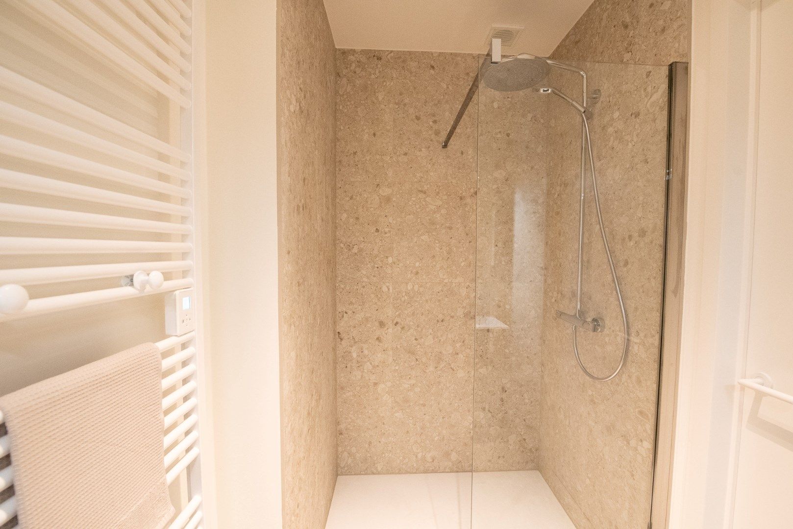 Mooi nieuwbouwappartement met terrassen voor- en achteraan foto 11
