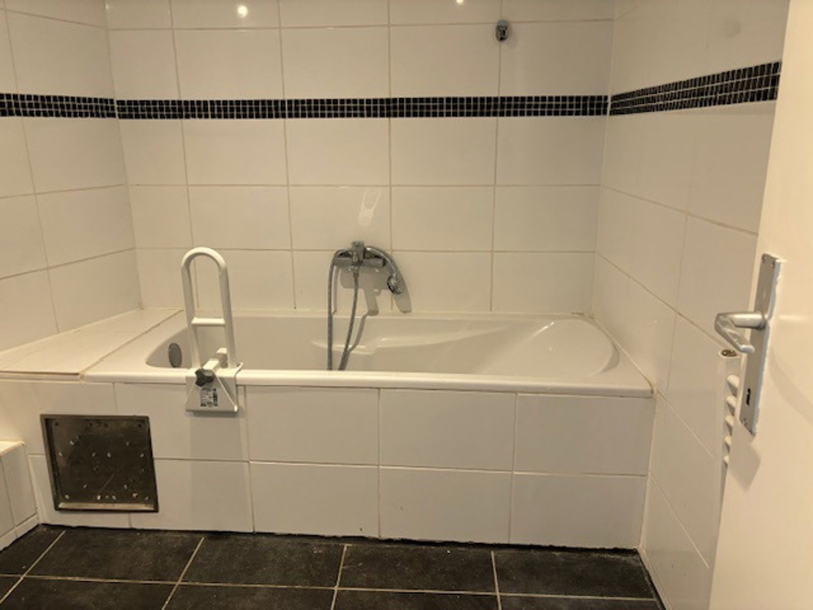 Woning met zij ingang en een prachtig zicht op de sportvelden te Landen foto 18