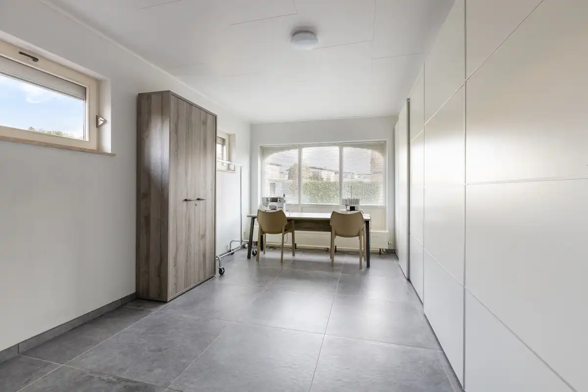 Instapklare villa met 3 slaapkamers, grote bureelkamer en garages foto 20