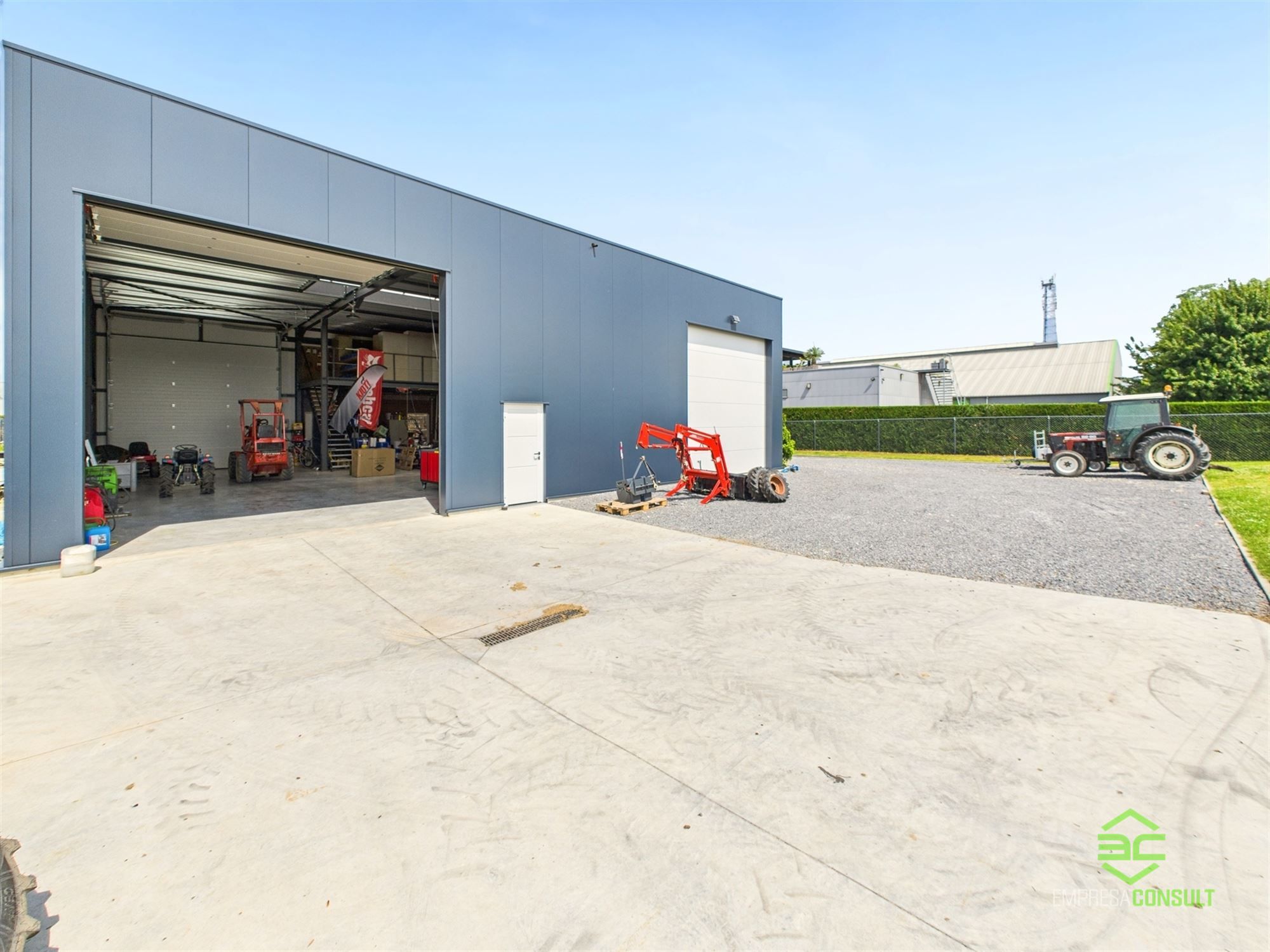 Instapklare werkplaats van 355m² met toonzaal en conciërgewoning! foto 4