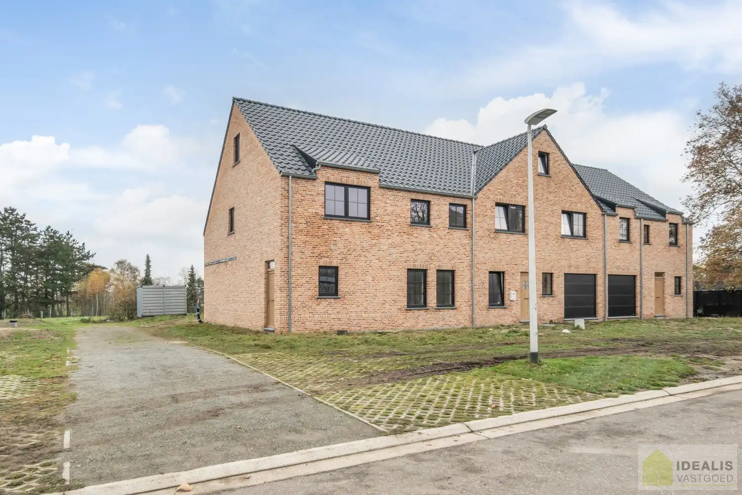 PRACHTIGE NIEUWBOUWWONING (GRONDAANDEEL €85.000,00 + 12% REGISTRATIERECHTEN EN CONSTRUCTIE €293.000,00 + 21% BTW) MET EEN HEERLIJK LICHTRIJKE WOONKAMER MET OPEN KEUKEN MET AANSLUITEND BERGPLAATS, 3 SLAAPKAMERS, EEN RUIME BADKAMER VOORZIEN VAN ALLE COMFORT! EEN HEERLIJK RUIM HUIS MET EEN LEUKE TUIN, OP EEN GEGEERDE LOCATIE NABIJ HET CENTRUM VAN REPPEL! foto {{pictureIndex}}