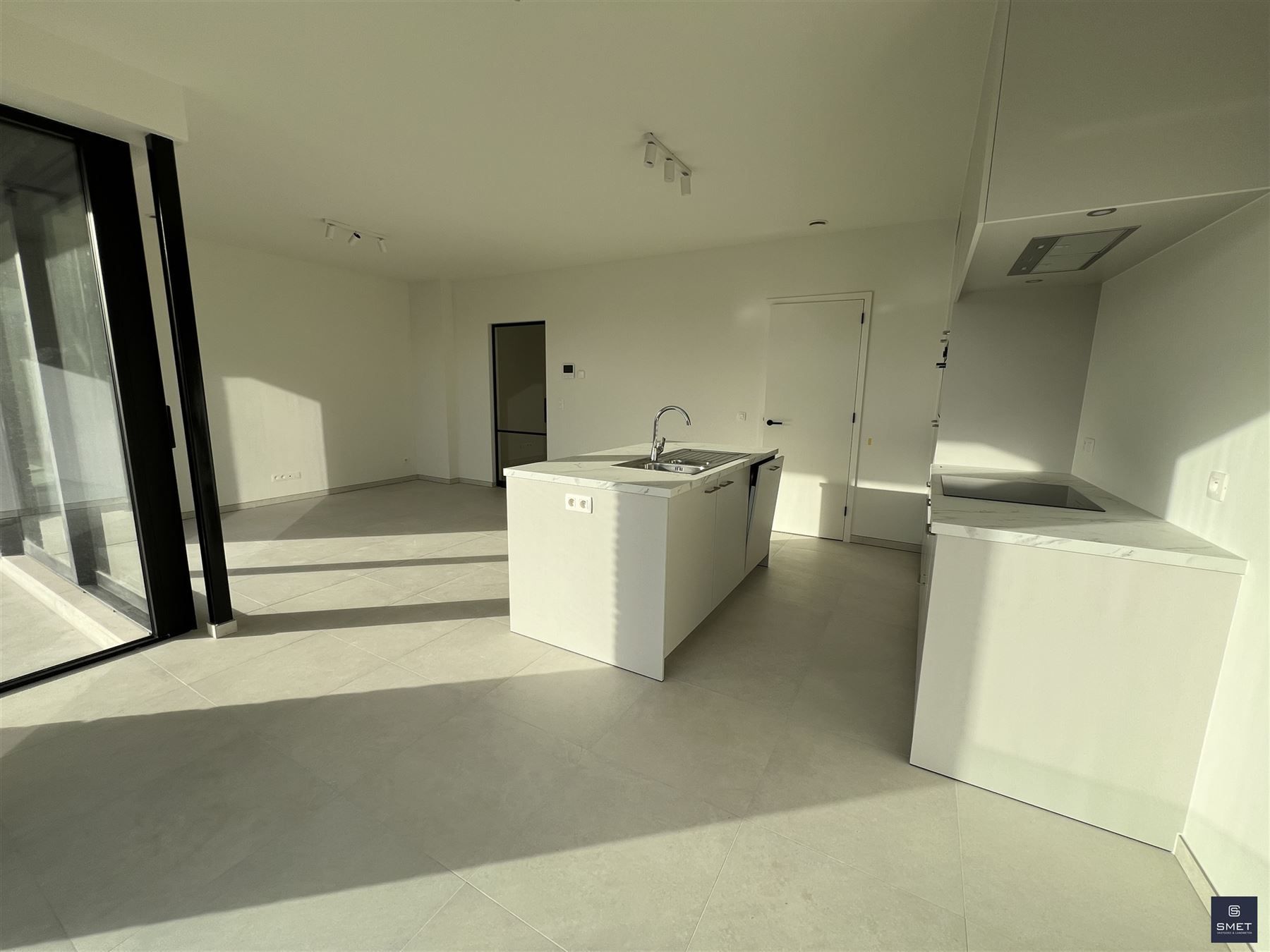 NIEUW APPT MET 2 SLPKS EN AUTOSTAANPL. foto {{pictureIndex}}