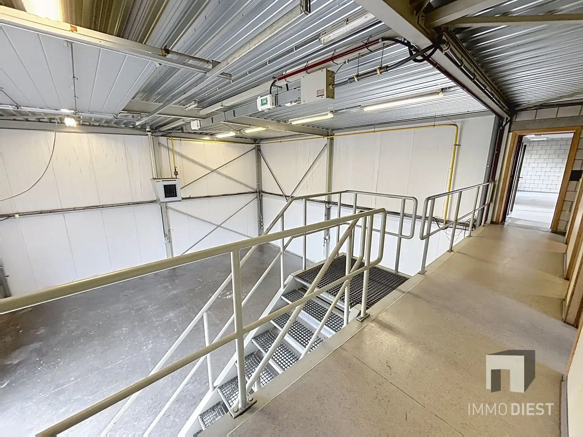 Magazijn met bureel op triple A-locatie foto 22