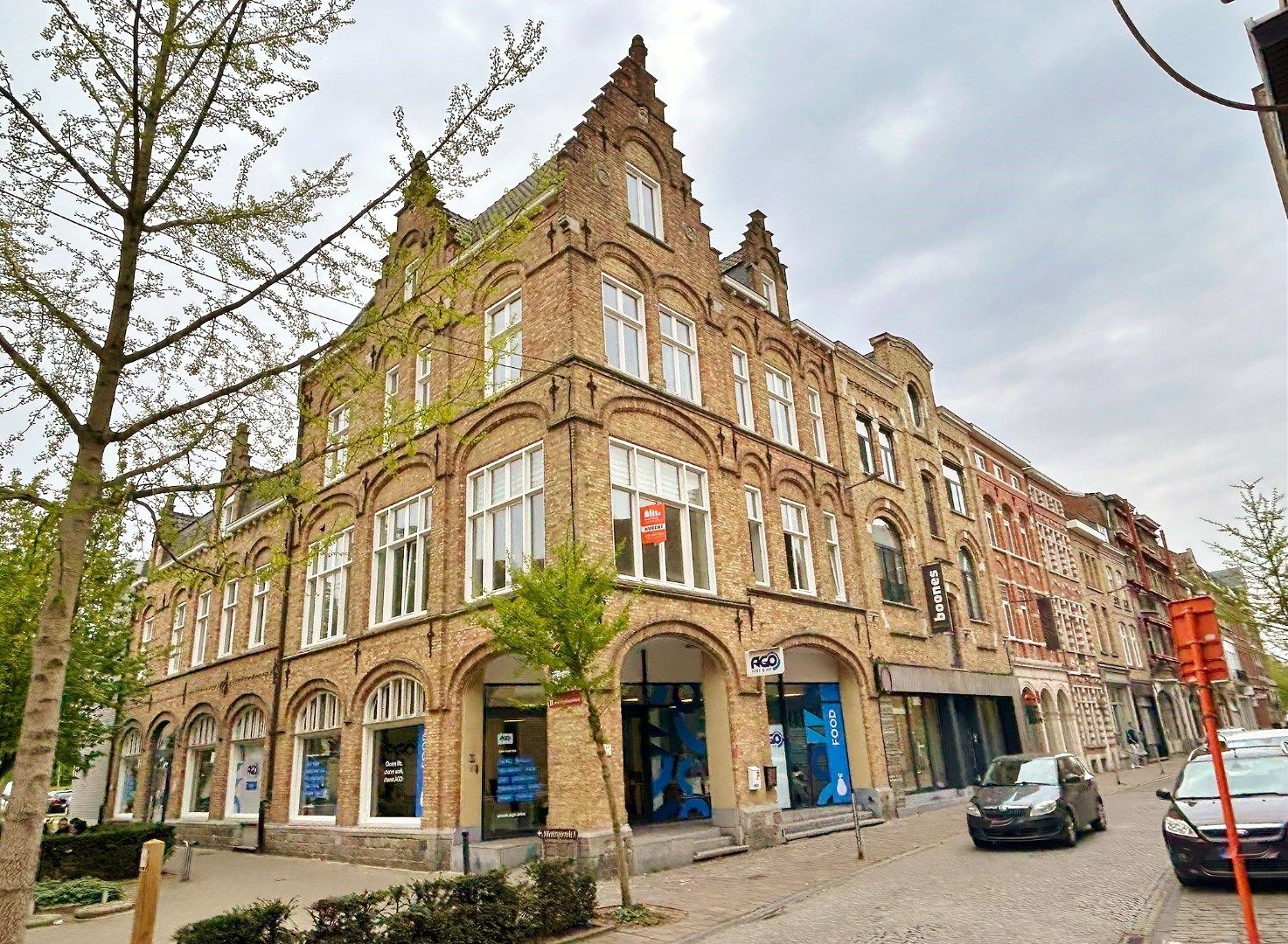 Ruim appartement met drie slaapkamers in het centrum van Ieper foto {{pictureIndex}}