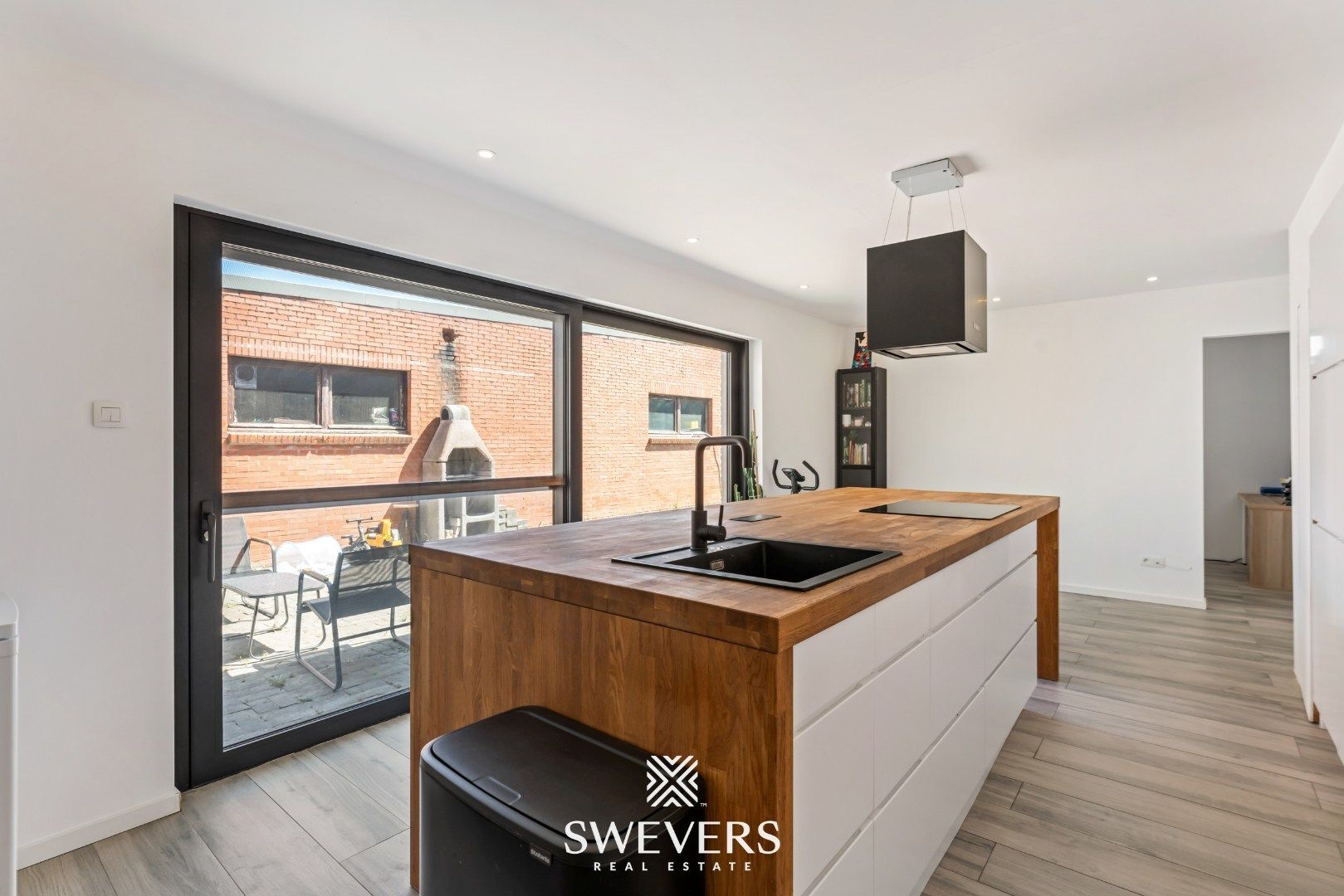 Instapklare, volledig gerenoveerde woning met zonnige tuin en grote garage foto 7