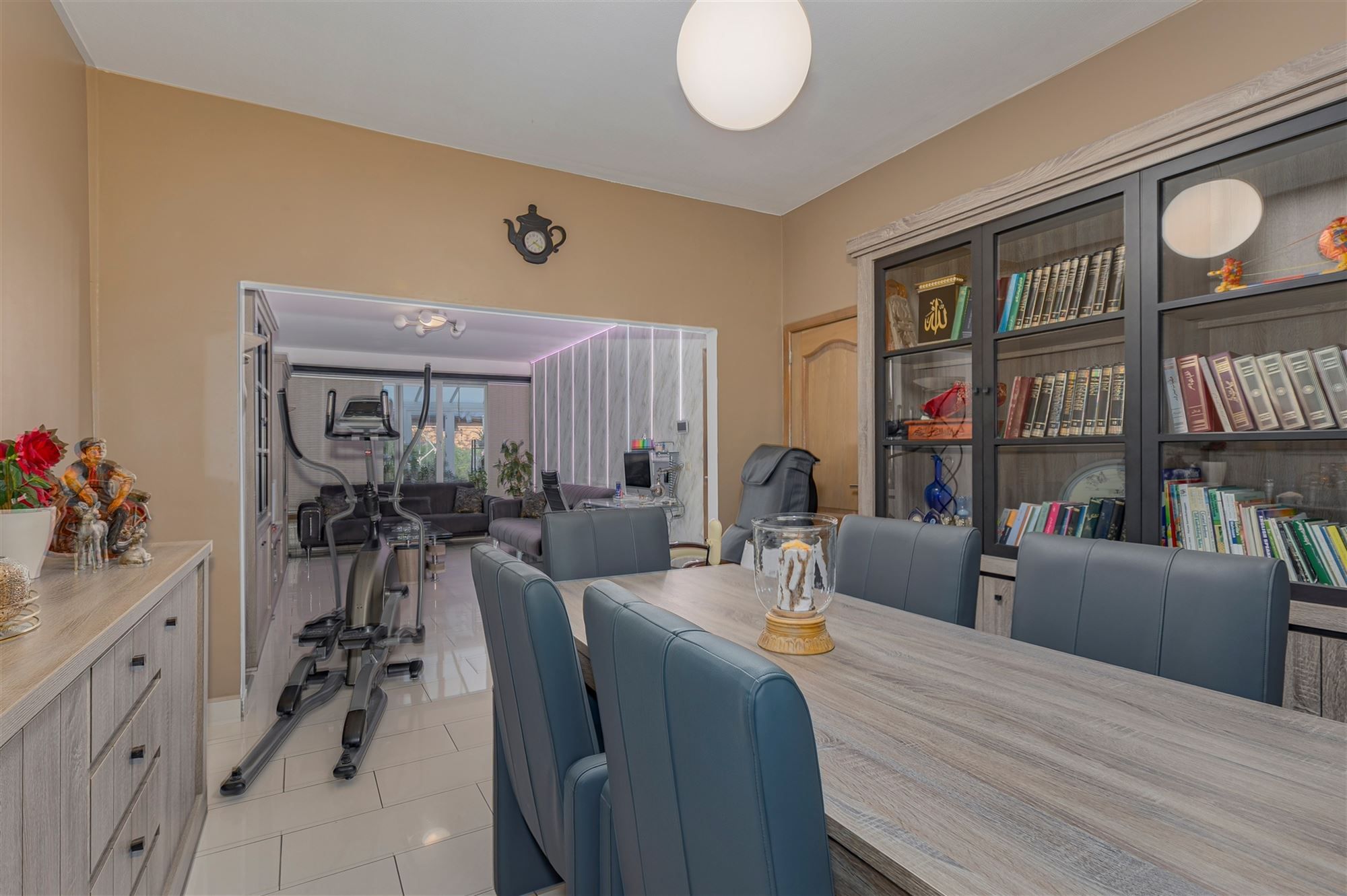 Mooi ingerichte woning met 4 slk, 2 badk en ruime stadstuin in Merksem foto 9