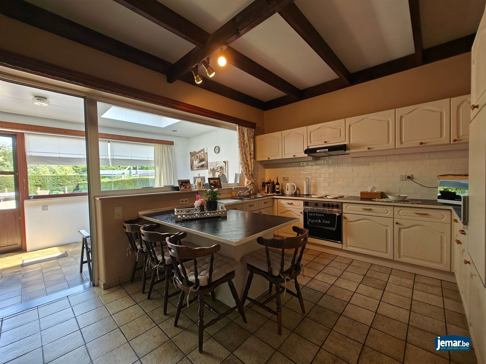 Half- open woning met 4 slaapkamers en apart garage foto 11