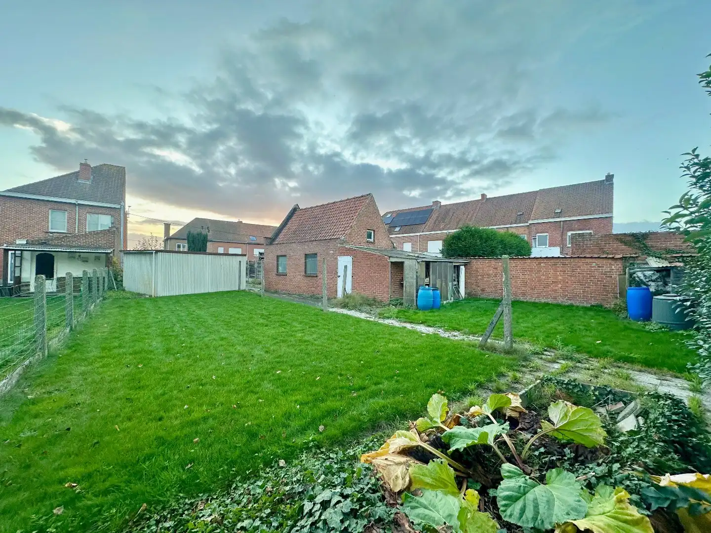 Bouwgrond met garage te koop te Harelbeke! foto {{pictureIndex}}