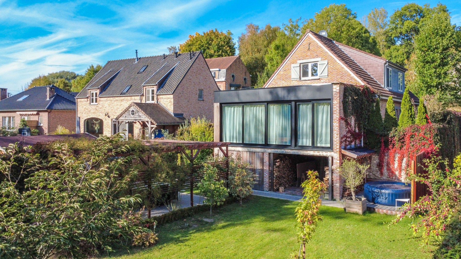 RUIME, INTEGRAAL VERNIEUWDE VILLA ! foto {{pictureIndex}}
