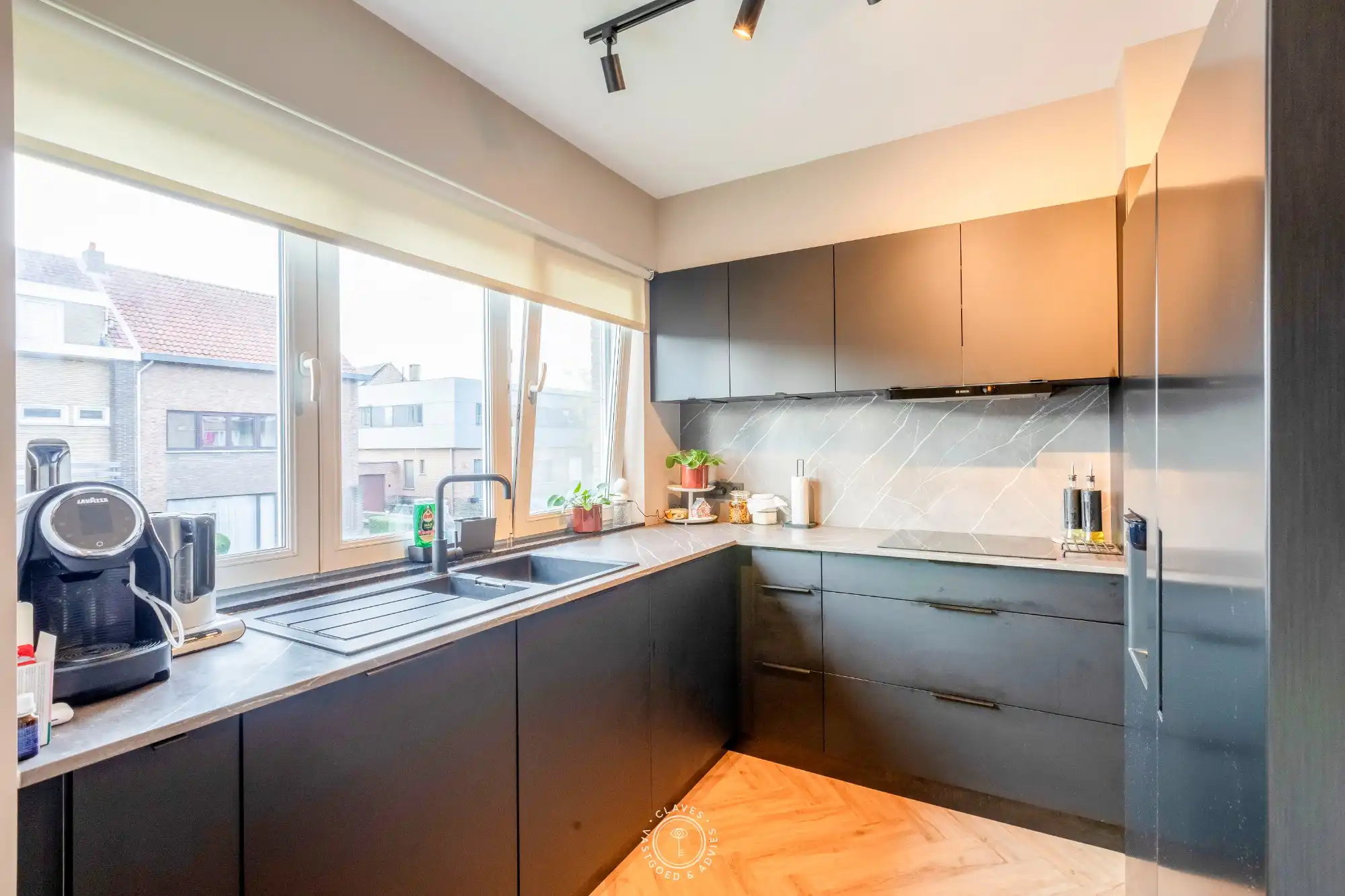 Modern vernieuwd 3-slaapkamerappartement op TOP-locatie met garage foto 6