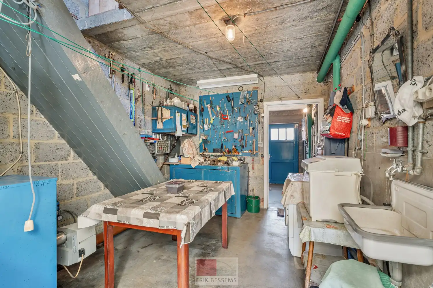 Leuke te renoveren woning met een bewoonbare oppervlakte van ca. 172 m², gelegen op een perceel van 485 m². foto 15