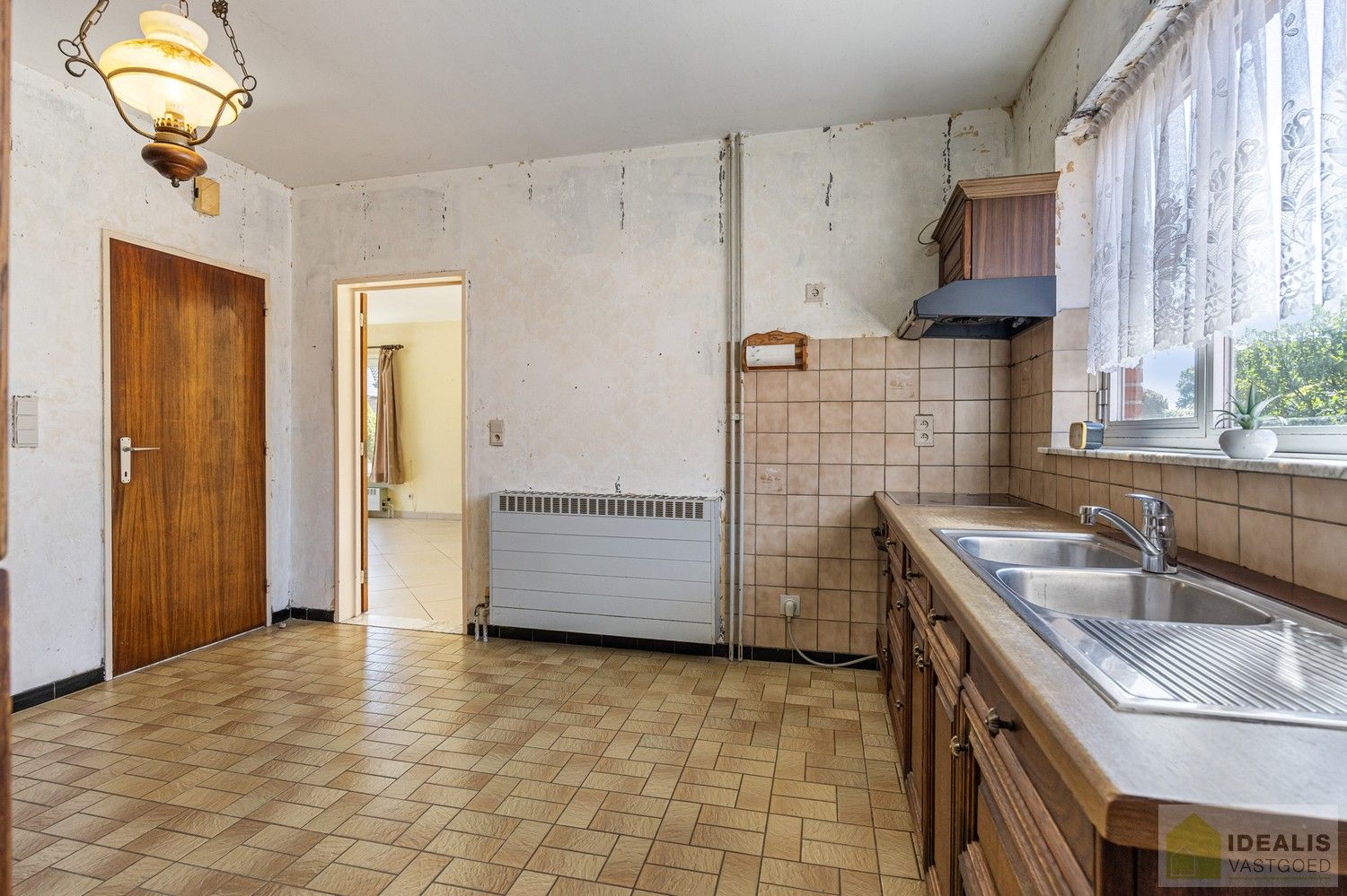 RUSTIG GELEGEN OP TE KNAPPEN EENGEZINSWONING MET 3 SLAAPKAMERS! - De woning omvat maar liefst 166m² bewoonbare oppervlakte met ruime woonkamer, keuken, 3 slaapkamers, badkamer, garage. De woning is rustig gelegen op een perceel met een opp. van 6a 21ca. foto 9
