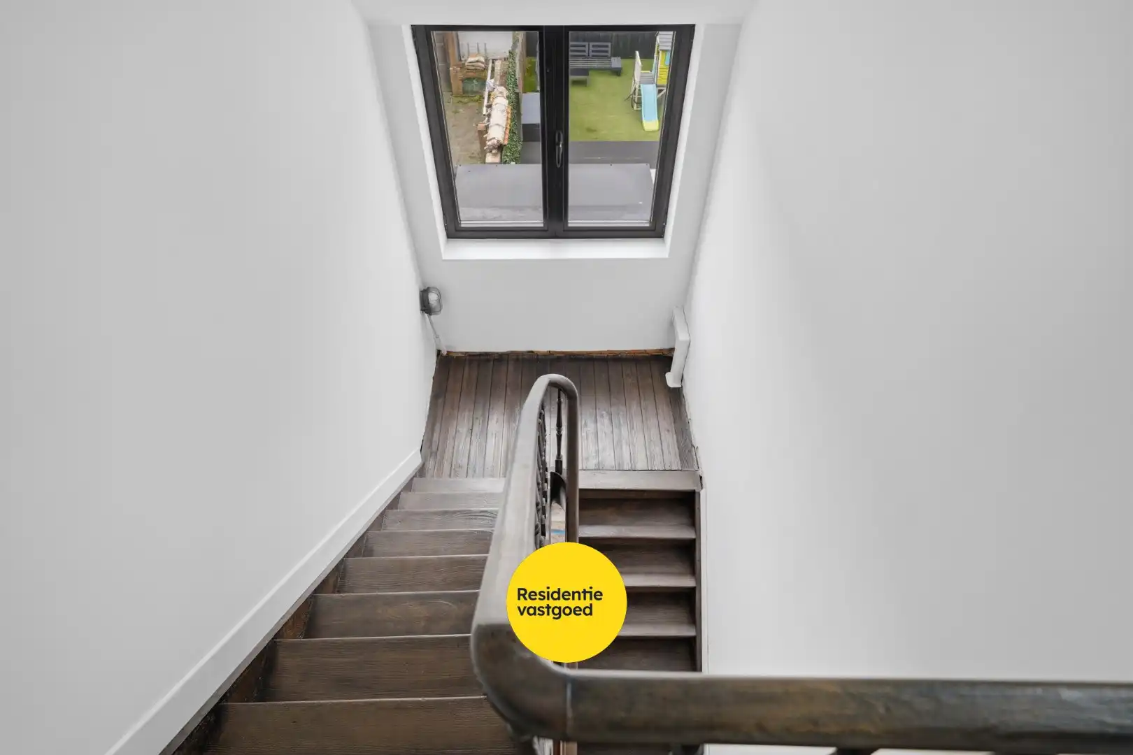 Volledig gerenoveerde woning met zonnige buitenruimte foto 26