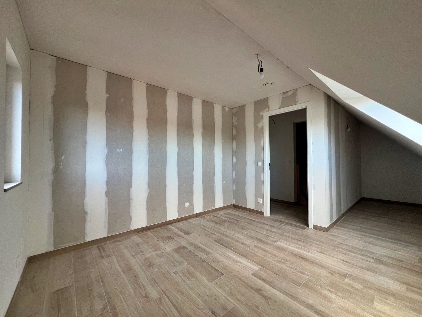 Nieuwbouw • Halfopen • Ruime woning • 4 slaapkamers • Tuin • Energiezuinig foto 12