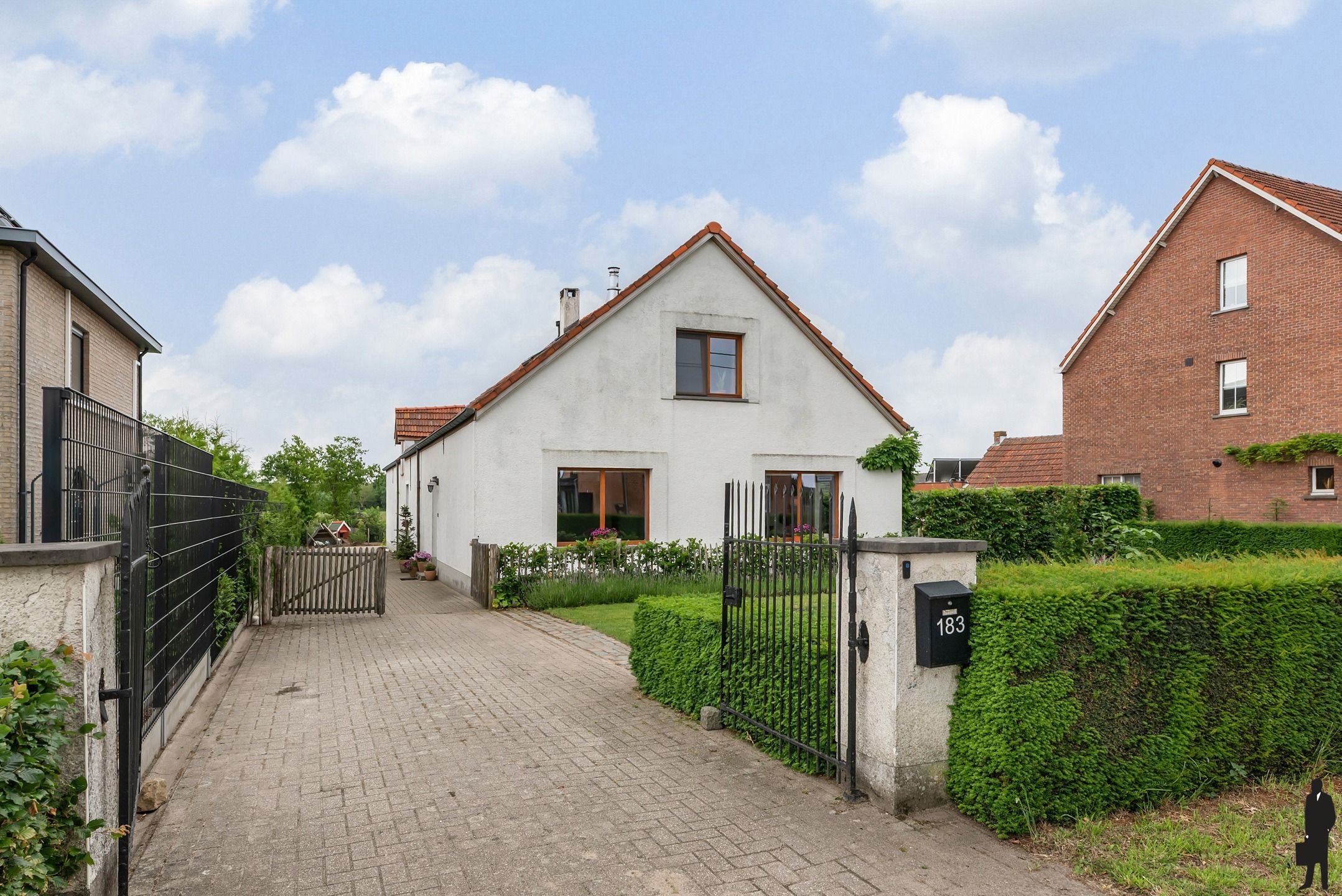 Woning met 4 slks en grote schuur op perceel van ca. 1026m² foto 2