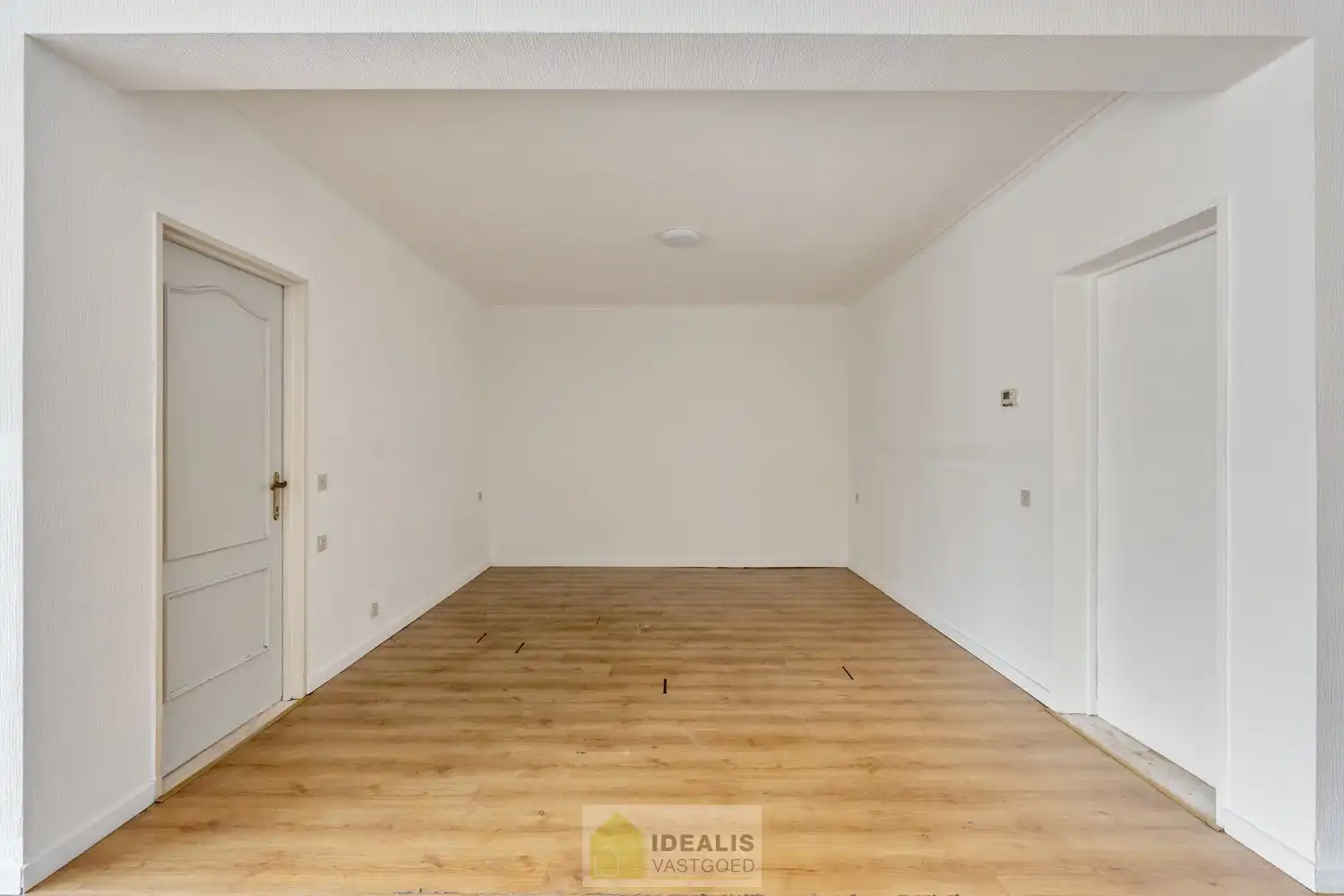 IDEALIS VASTGOED -  INVESTERINGSEIGENDOM BESTAANDE UIT 2 GELIJKVLOERSE HANDELSPANDEN EN 5 BOVENLIGGENDE APPARTEMENTEN IN HET CENTRUM VAN PELT! – te renoveren investeringseigendom op een toplocatie in Pelt (Neerpelt). Gelijkvloers 2 handelspanden, op de 1ste verdieping een 3 slpk.-appartement, 2de verdieping een 3 slpk.-appartement en een 1 slpk.-appartement en op de 3de verdieping een 3 slpk.-appartement en een 1 slpk.-appartement. Geschikt voor zij die zoeken naar een interessante investering in het centrum van Pelt. foto 17