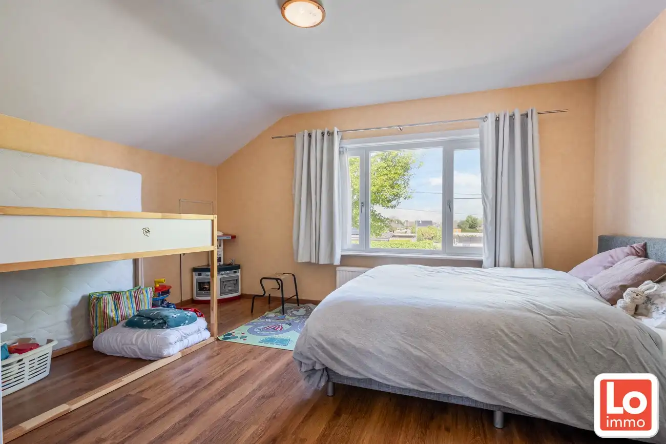 Instapklare halfopen woning met afzonderlijke garage op toplocatie in hartje Lochristi! foto 8