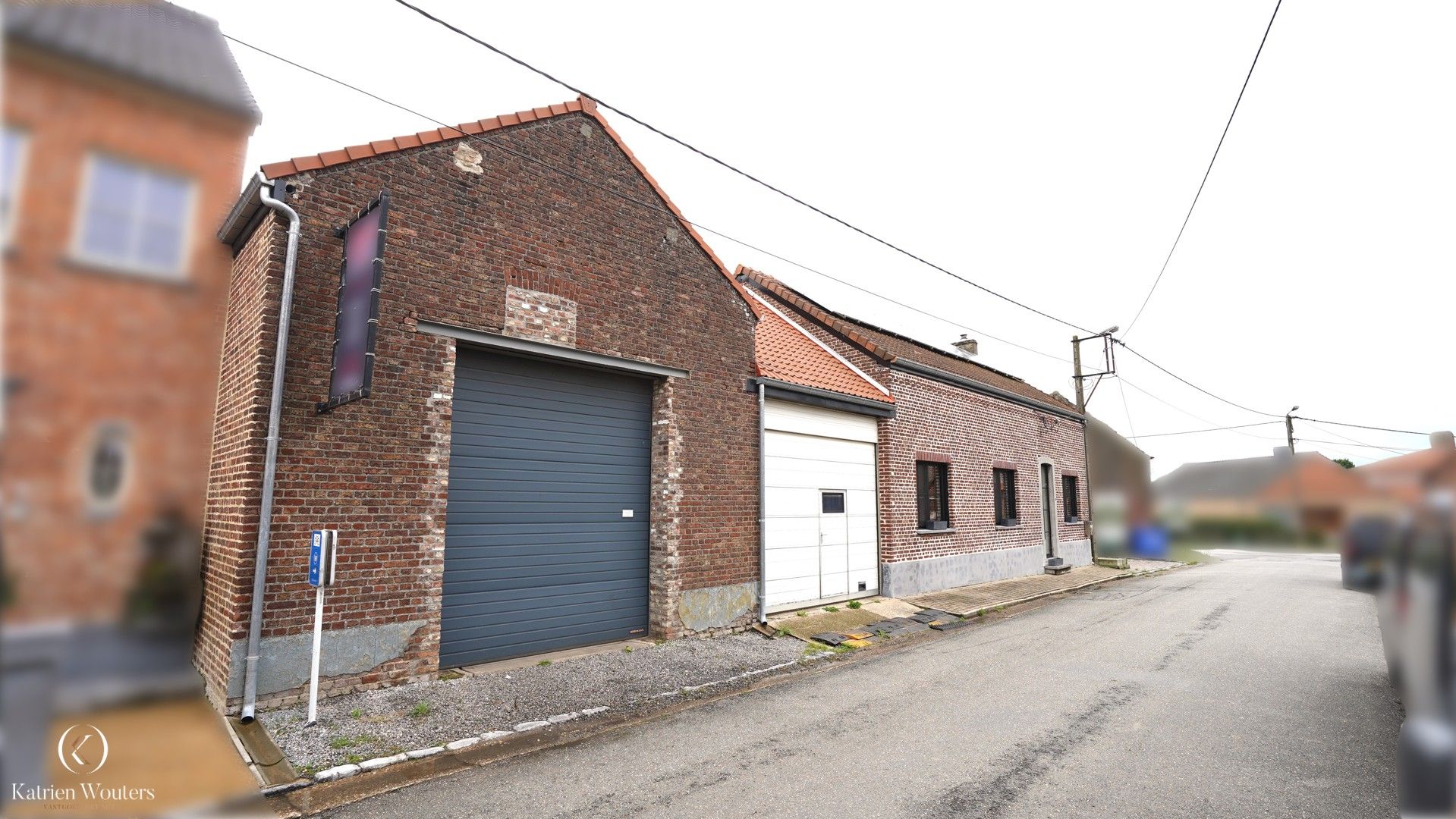 Knusse ééngezinswoning met 28 zonnepanelen, 5 slaapkamers én loods van 50m² foto {{pictureIndex}}