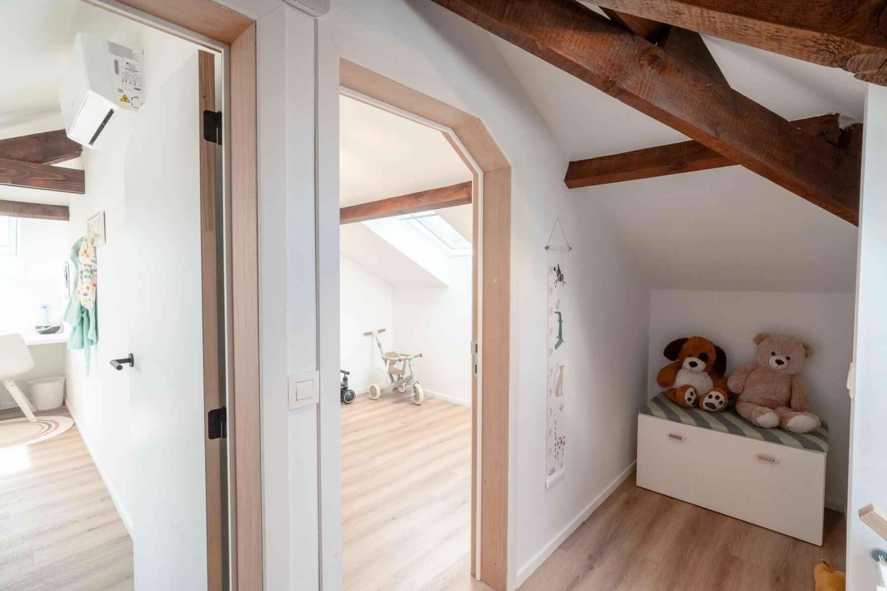 Instapklare en gerenoveerde villa met 3/4 slps en bureau foto 33