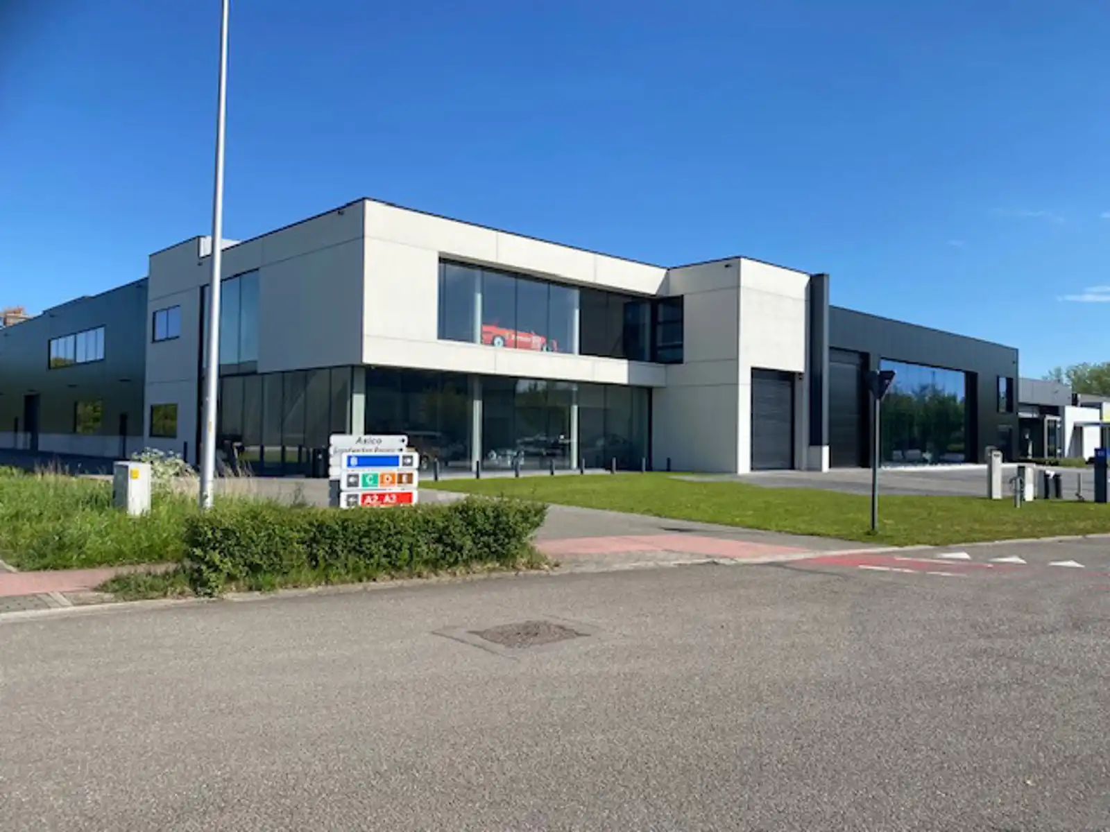 EXCLUSIEF INDUSTRIEEL COMPLEX CASCO MULTIFUNCTIONEEL foto {{pictureIndex}}