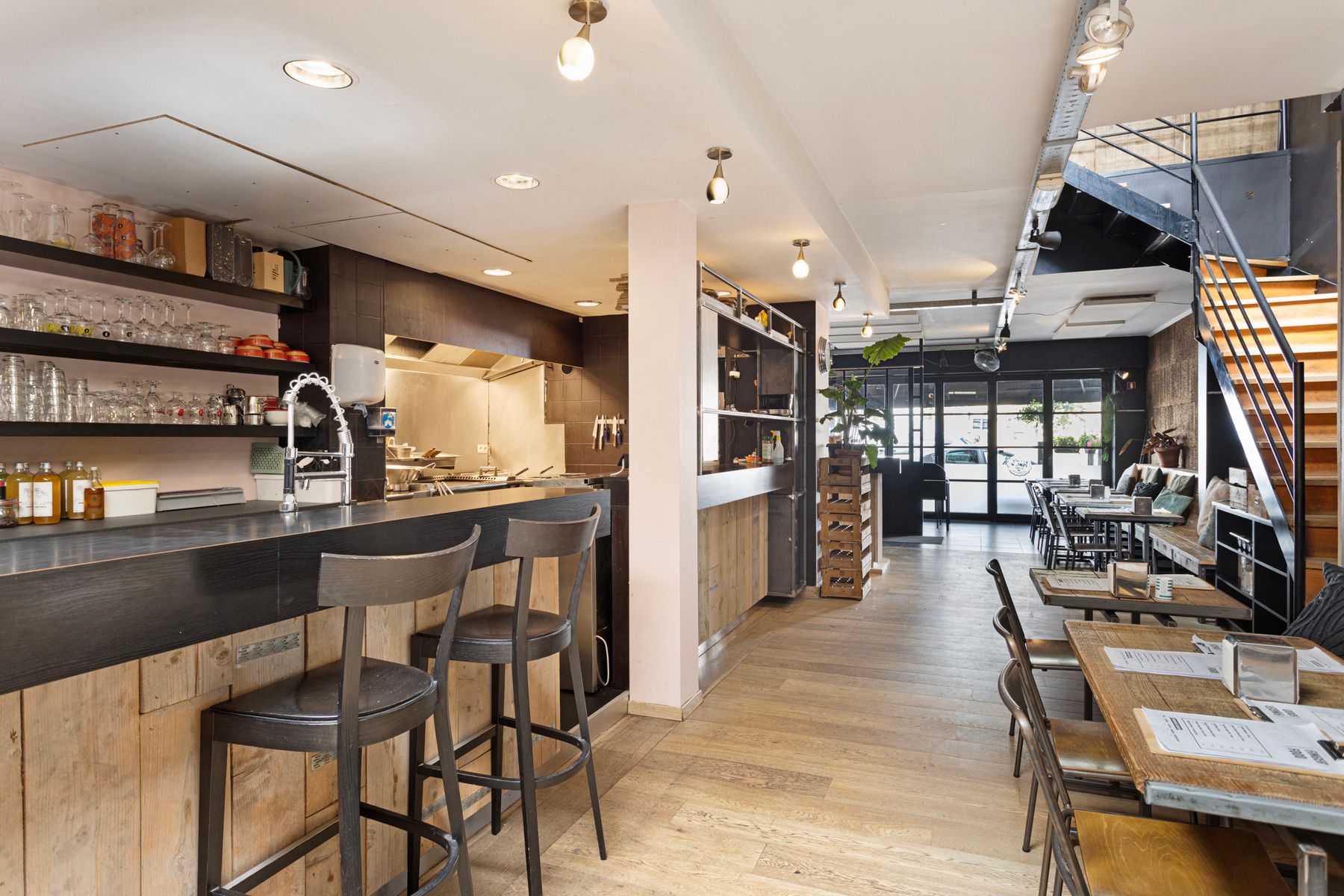 Gebouw momenteel ingericht als restaurant op stationsplein van Halle. foto 7