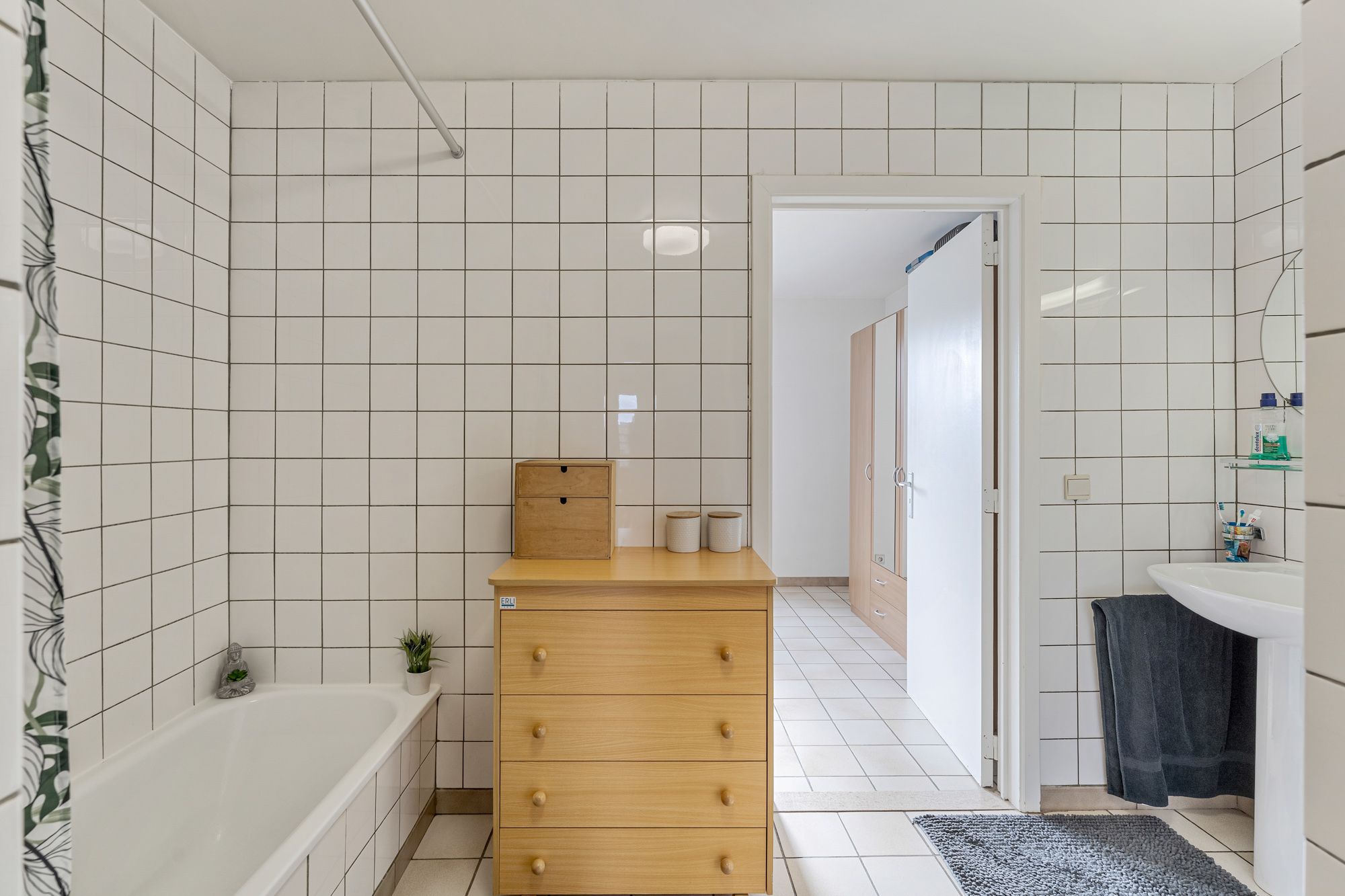 Ruim instapklaar appartement met groot terras en twee slaapkamers! foto 15