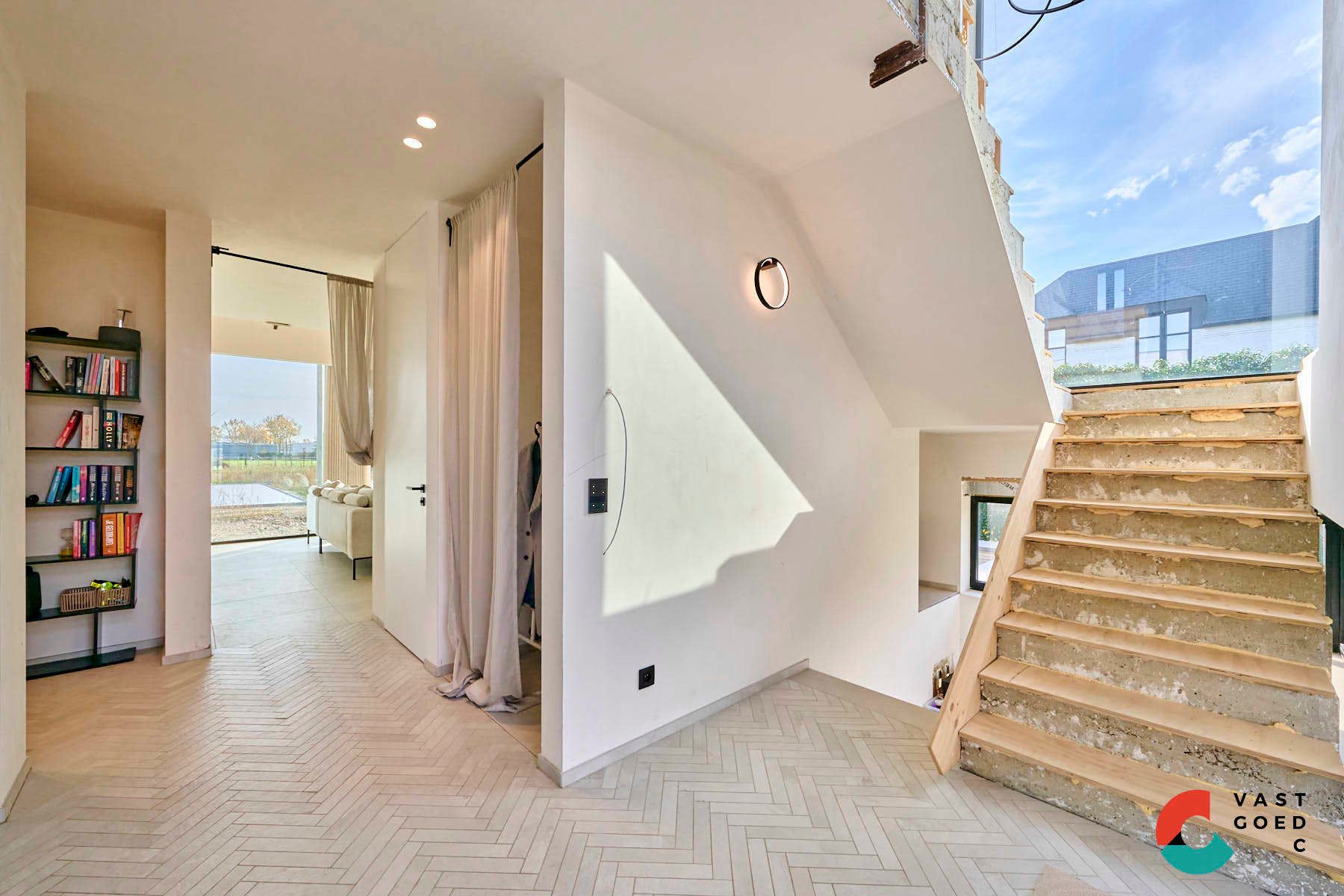 Moderne villa met zwembad op een knap perceel van 16 are. foto 5