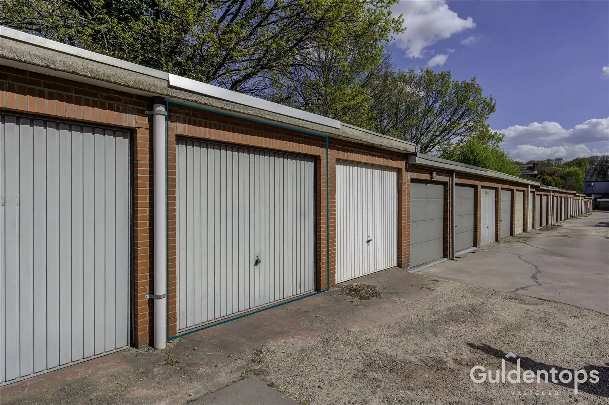 Knap vernieuwd 2 slaapkamerappartement op topligging foto 32