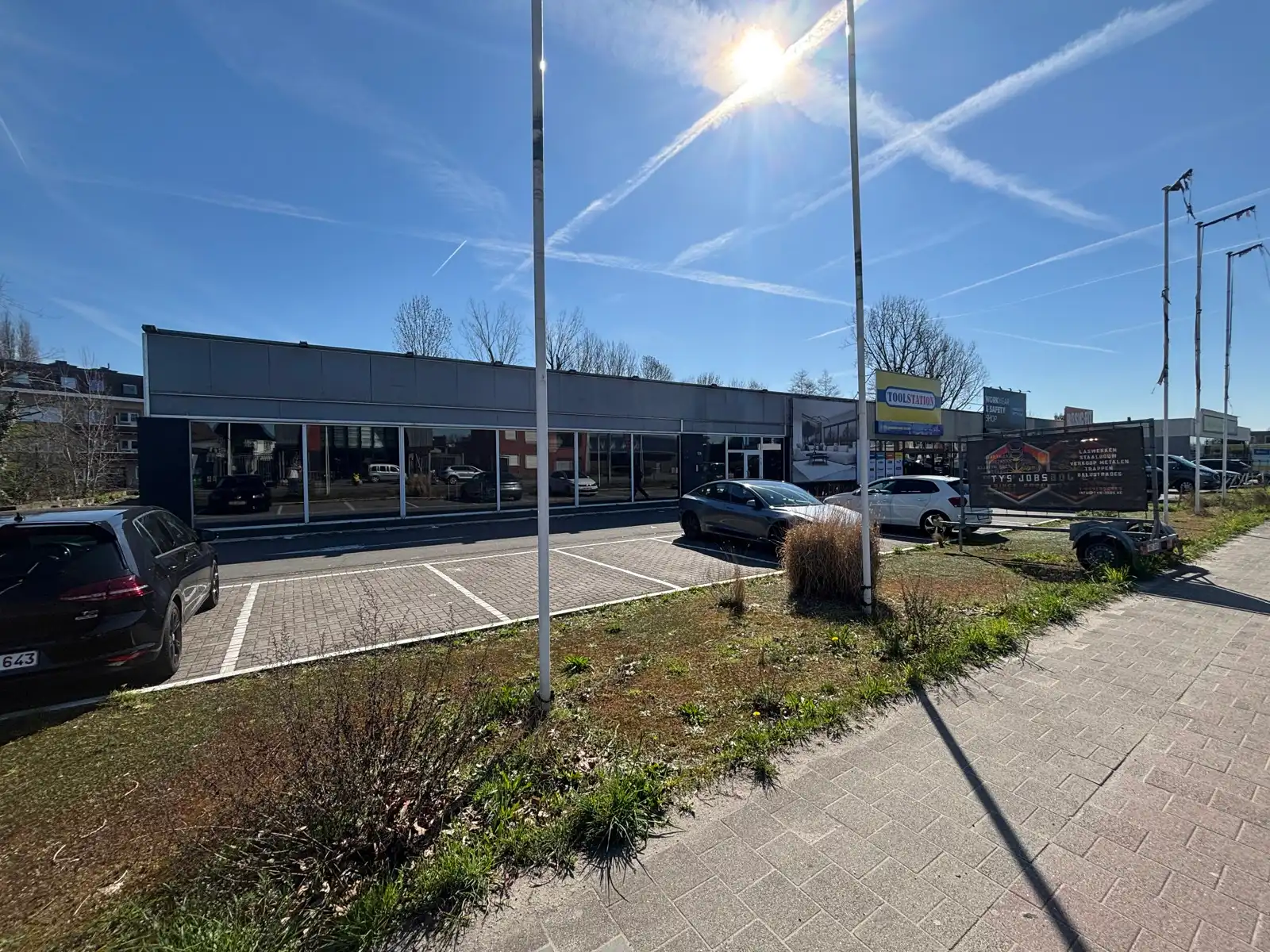 Winkelpand +- 1.000 m² te huur op zichtlocatie met parking foto 4