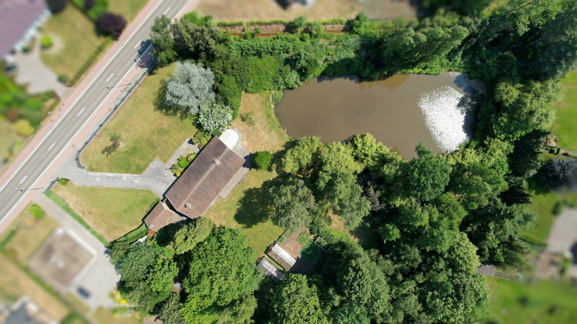 Prima onderhouden landhuis met 2 slaapkamers op een bijzonder groot perceel van 1ha 11a 60ca foto 3