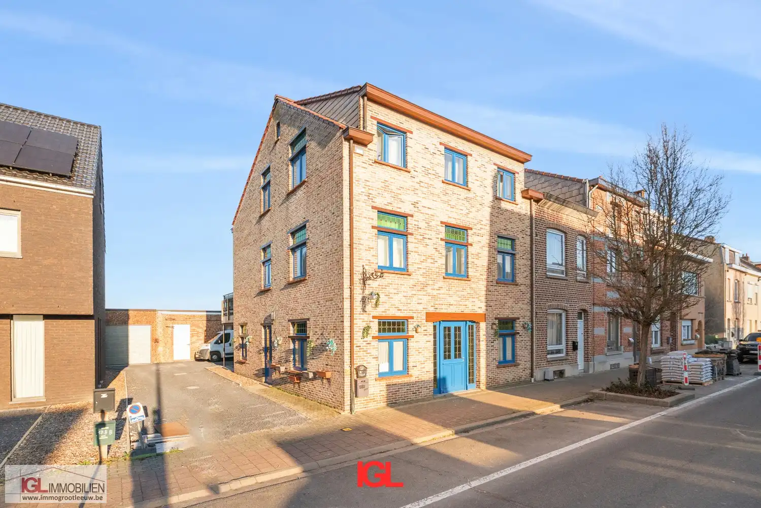 Opbrengsteigendom met twee appartementen foto {{pictureIndex}}