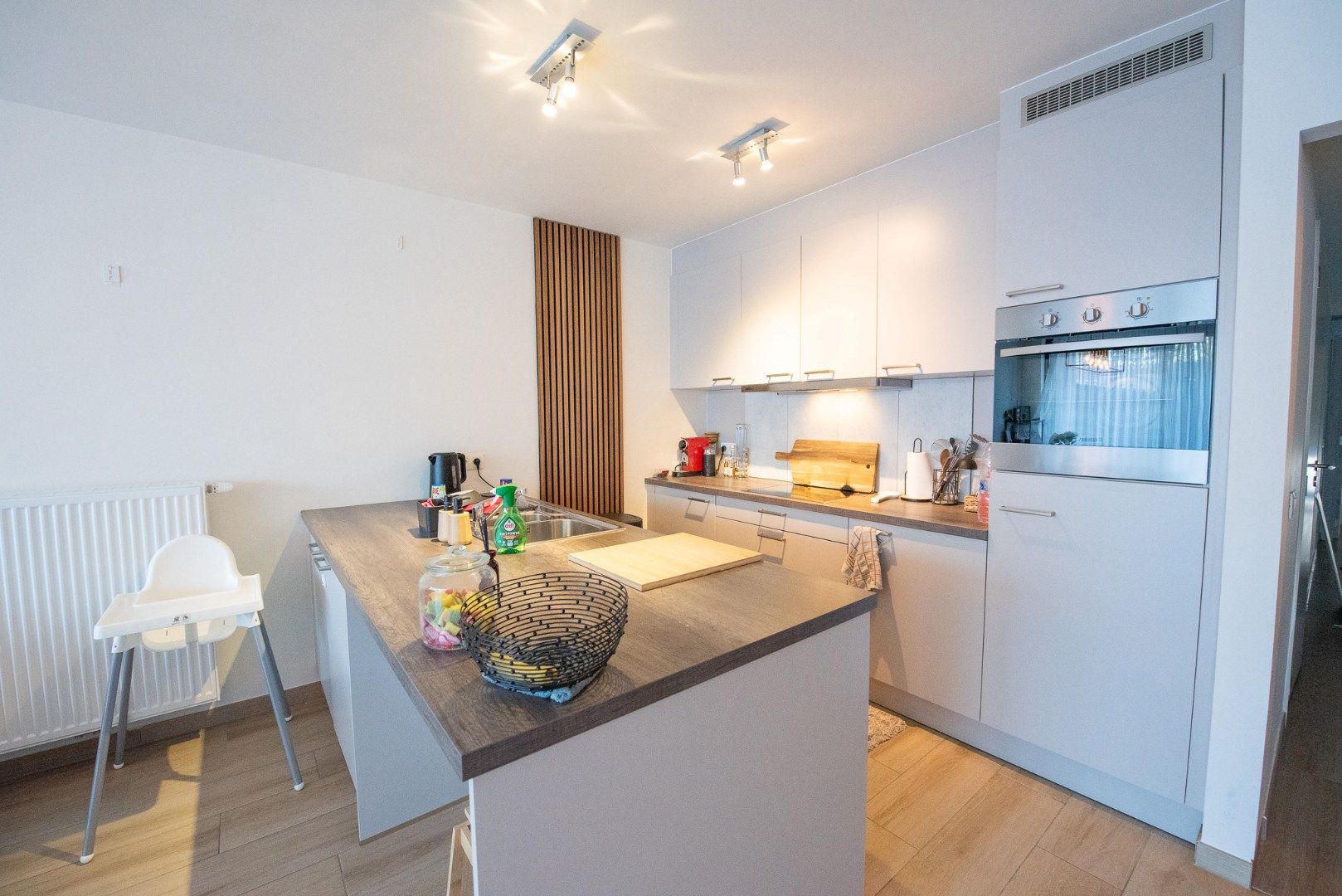 Prachtig gelijkvloers appartement  TE HUUR vlakbij park Baron Casier. foto 3