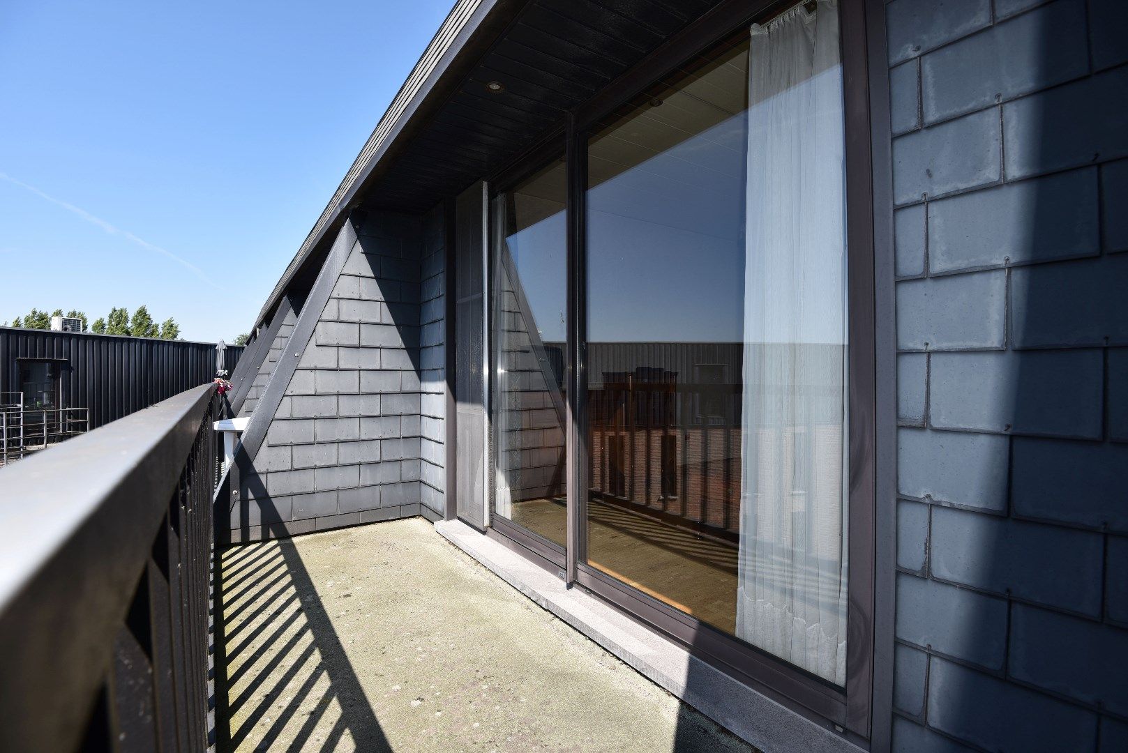 Ruime serviceflat (80m²) met 2 slpks,  2 terrassen en ruime garage (21m²) te Maldegem foto 2