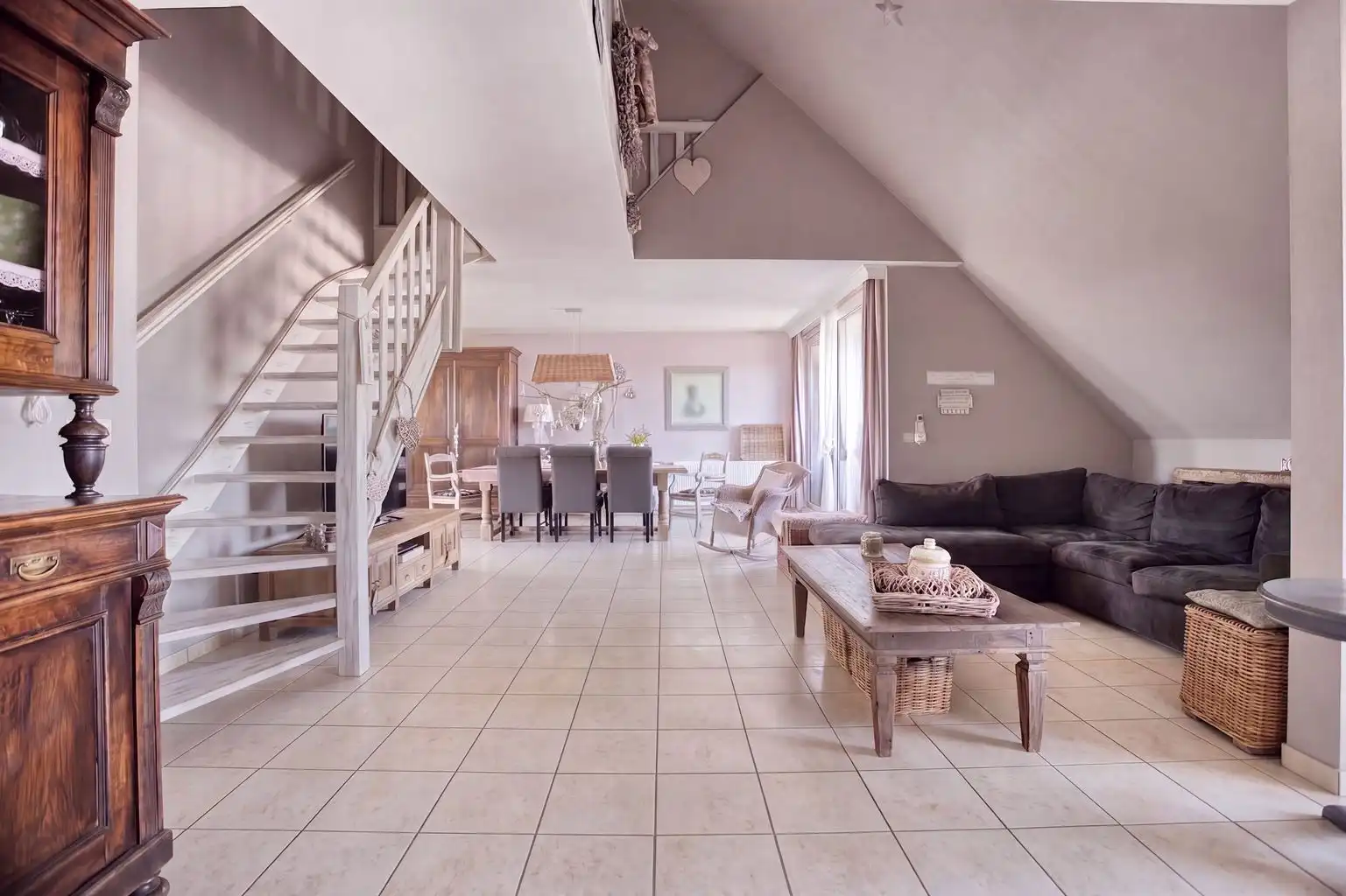 Prachtig duplexappartement met 3 slaapkamers, 2 terrassen en een inpandige garagebox, rustig gelegen op wandelafstand van het centrum van Maaseik. foto {{pictureIndex}}