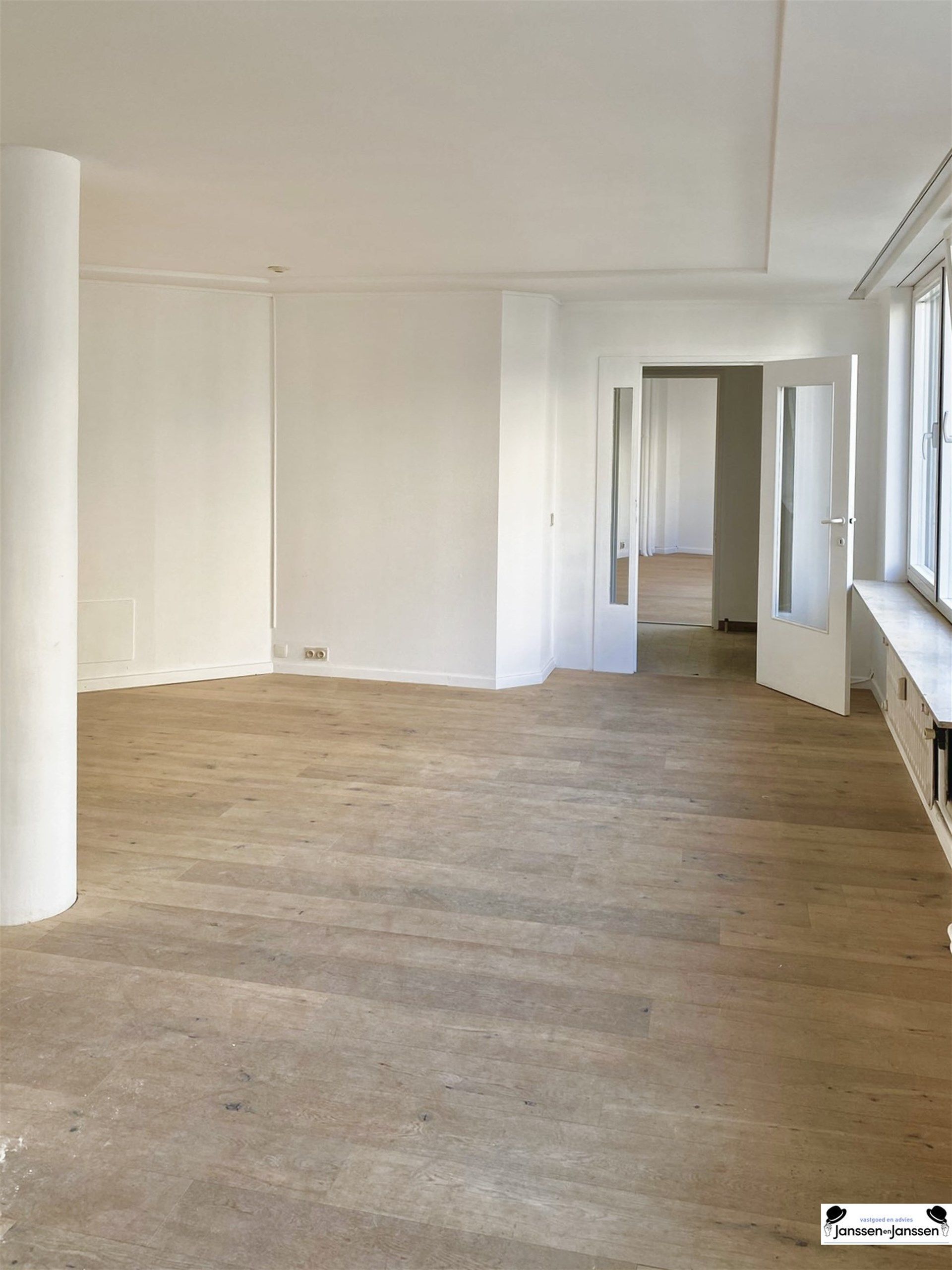 Hoekappartement met veel lichtinval op toplocatie in Antwerpen! foto {{pictureIndex}}